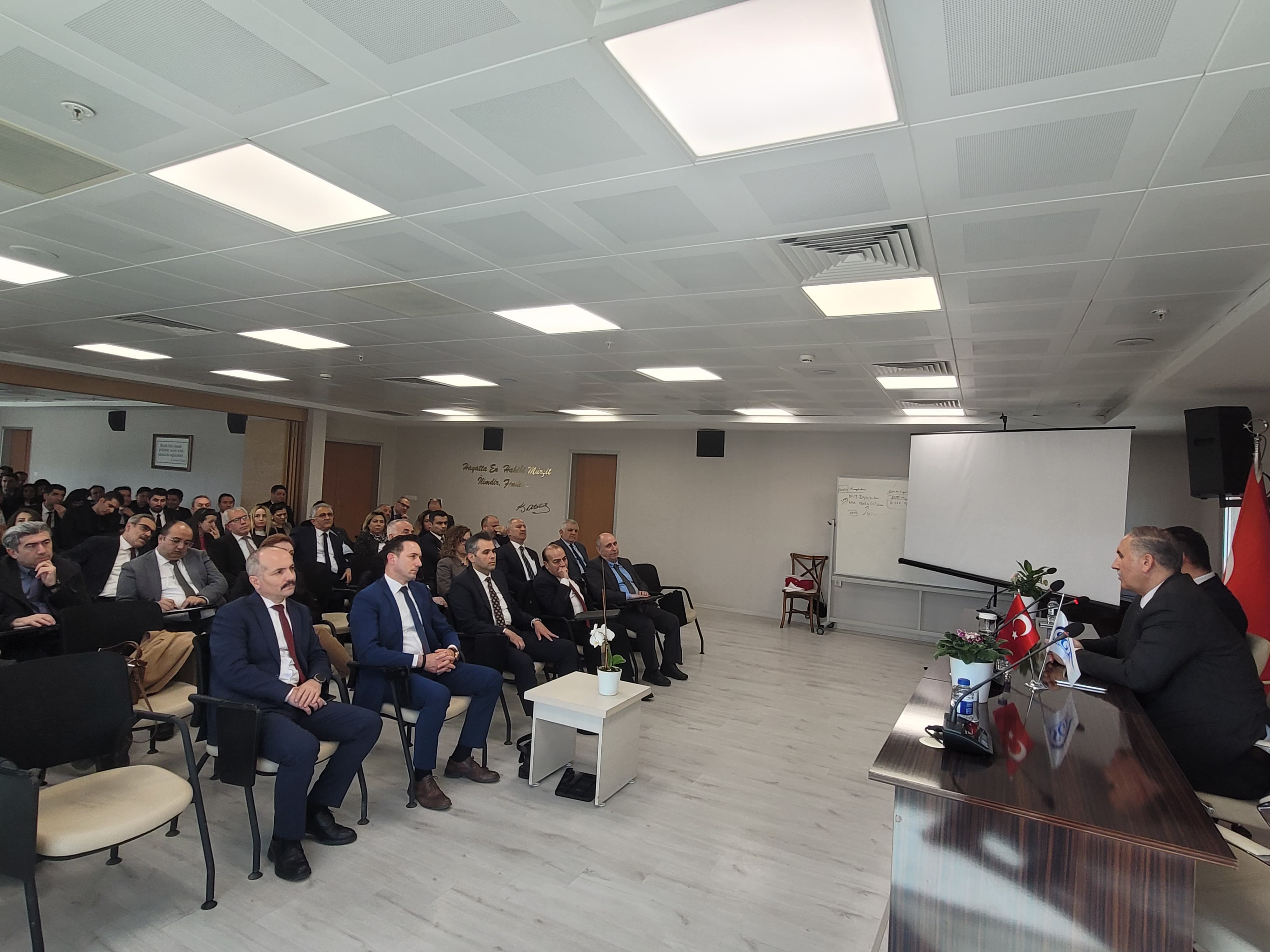 Rehberlik ve Teftiş Başkanımız Erol Güner, Çalışma Hayatı İstişare Toplantısı'na iştirak etmek amacıyla bulunduğu İzmir'de, İzmir Grup Başkanlığımıza ziyaret düzenledi. 