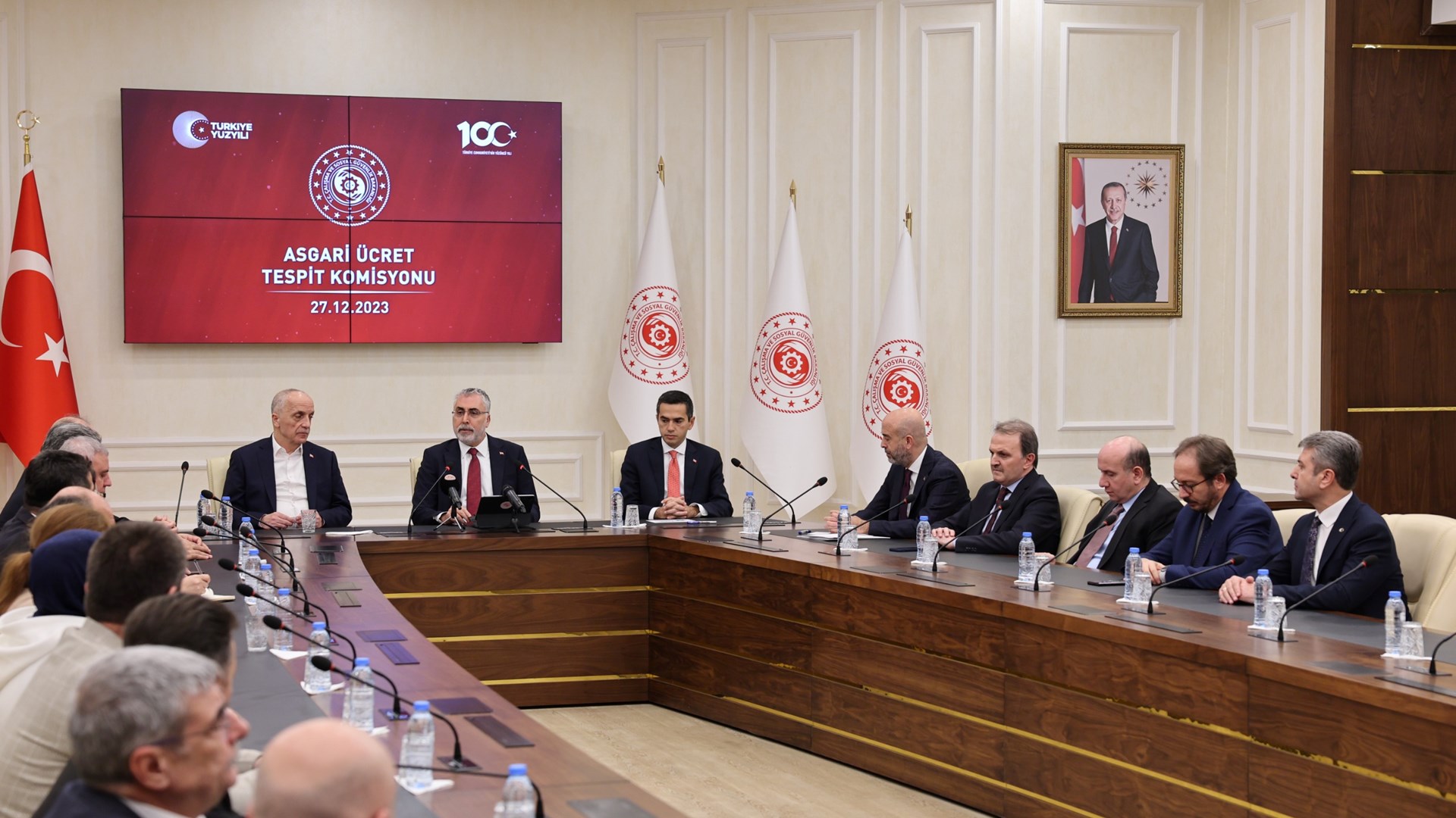 Asgari Ücret Tespit Komisyonu’nun 2024 yılı için yeni asgari ücret rakamının belirlenmesi amacıyla yürüttükleri çalışmaların ardından Ocak ayından itibaren geçerli olacak yeni asgari ücret tutarı Çalışma ve Sosyal Güvenlik Bakanı Prof. Dr. Vedat Işıkhan tarafından Çalışma ve Sosyal Güvenlik Bakanlığı Reşat Moralı Toplantı Salonu’nda düzenlenen toplantıda bir önceki döneme göre yüzde 49 oranında yapılan zam ile 17 bin 2 TL olarak açıklandı.