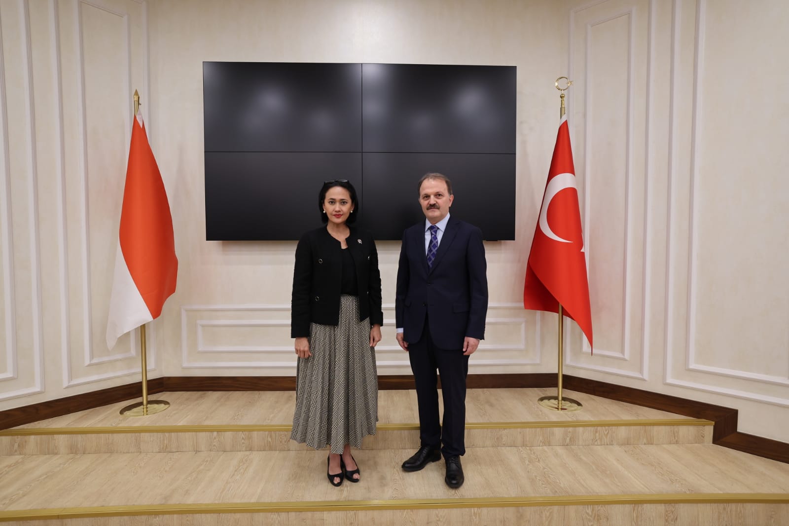 Bakan Yardımcımız Dr. Adnan Ertem Endonezya Göçmen İşçilerin Korunması Bakan Yardımcısı Christina Aryani ile Görüştü