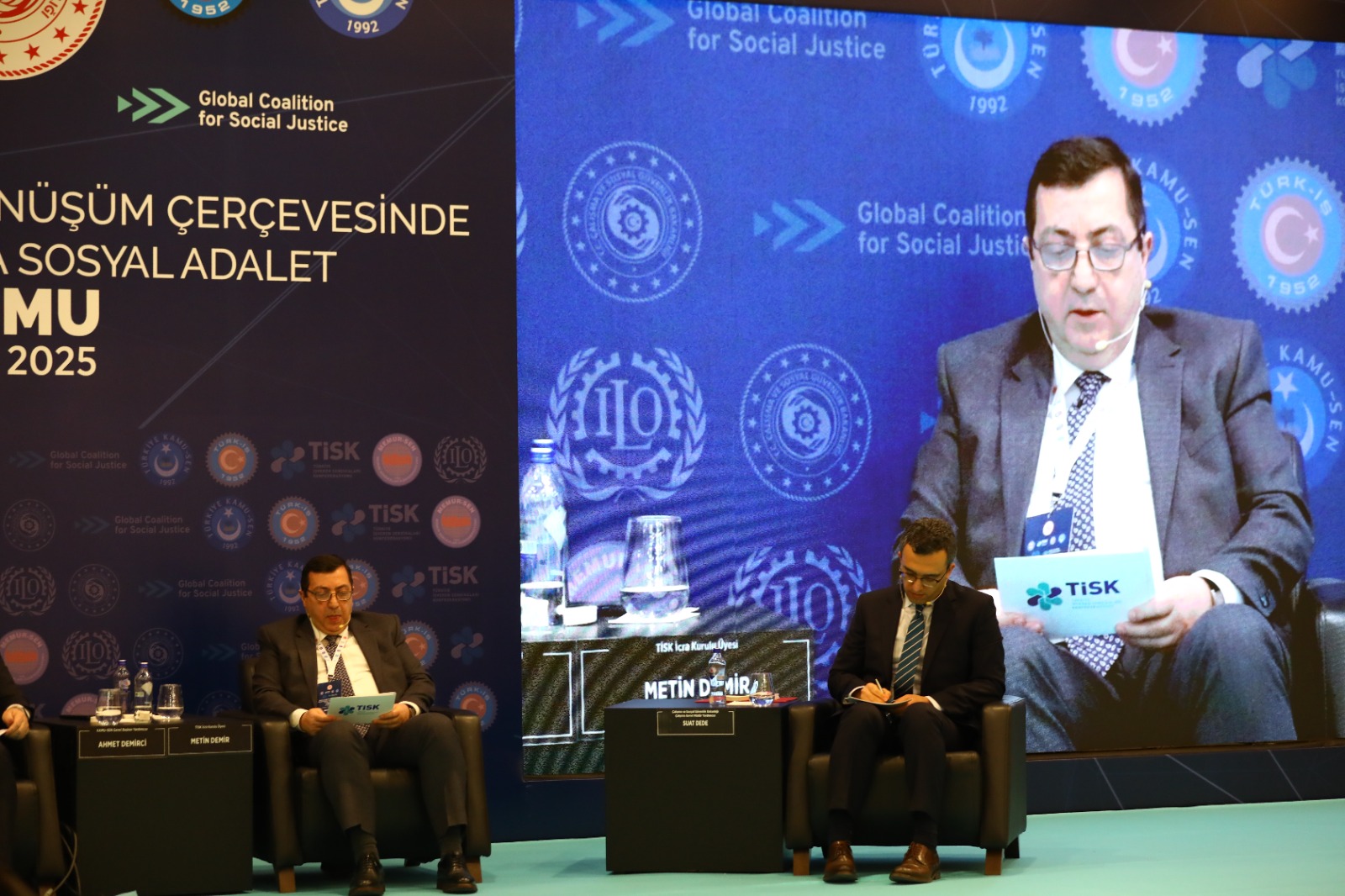 20 Şubat Dünya Sosyal Adalet Günü vesilesiyle, Bakanlığımızın öncülüğünde ve Küresel Sosyal Adalet Koalisyonu kapsamında düzenlenen “Dijitalleşme ve Yeşil Dönüşüm Çerçevesinde Sosyal Adalet Forumu” geniş katılımla gerçekleştirildi. Forum, Türkiye İşveren Sendikaları Konfederasyonu (TİSK), Türkiye İşçi Sendikaları Konfederasyonu (TÜRK-İŞ), Memur Sendikaları Konfederasyonu (MEMUR-SEN) ve Türkiye Kamu Çalışanları Sendikaları Konfederasyonu (KAMU-SEN) işbirliğiyle düzenlendi.