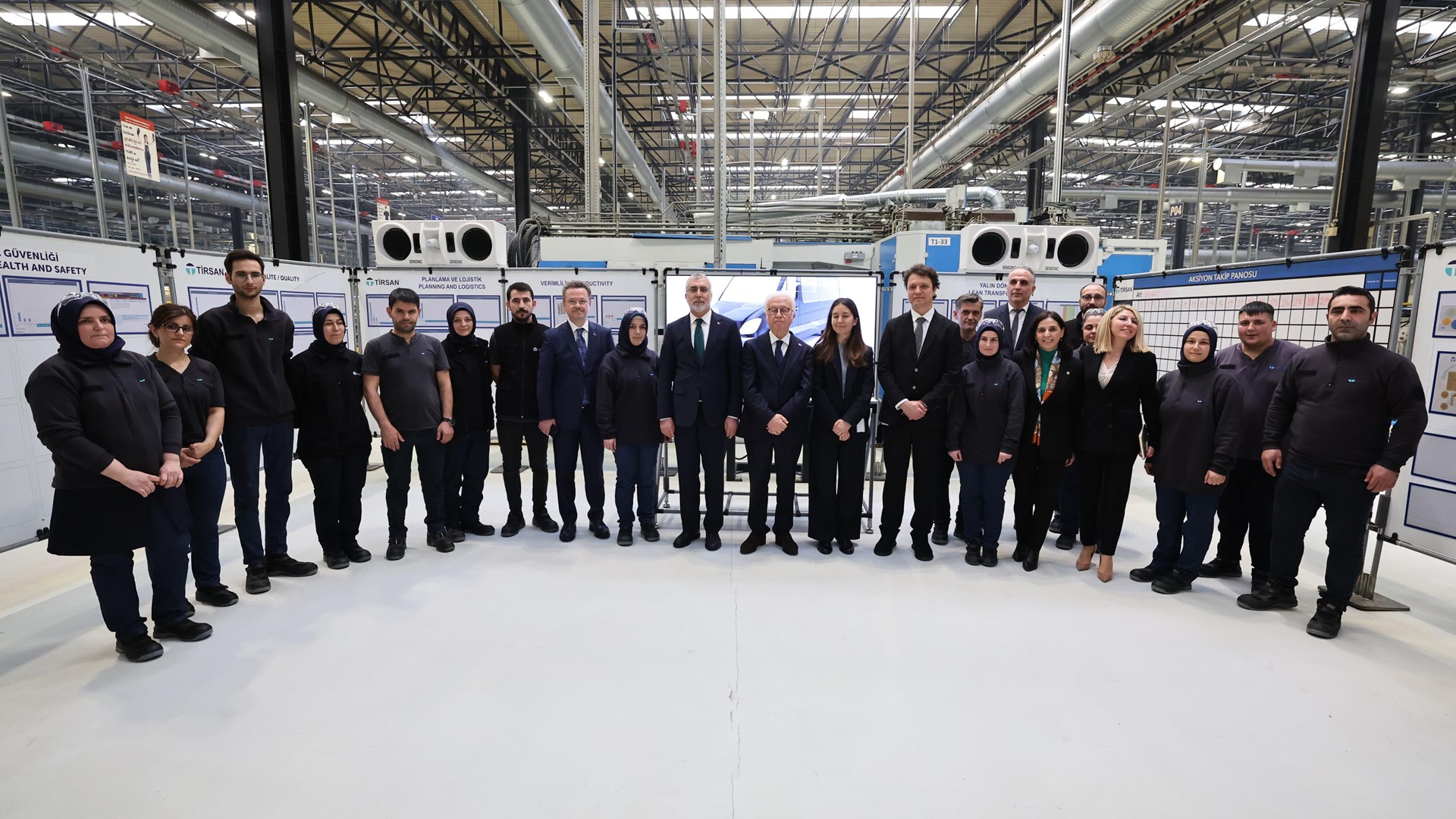 Çalışma ve Sosyal Güvenlik Bakanı Prof. Dr. Vedat Işıkhan, Manisa’da düzenlenen “İş-Pozitif Kadın İstihdamı Projesi Tanıtım Toplantısı” na iştirak etti.