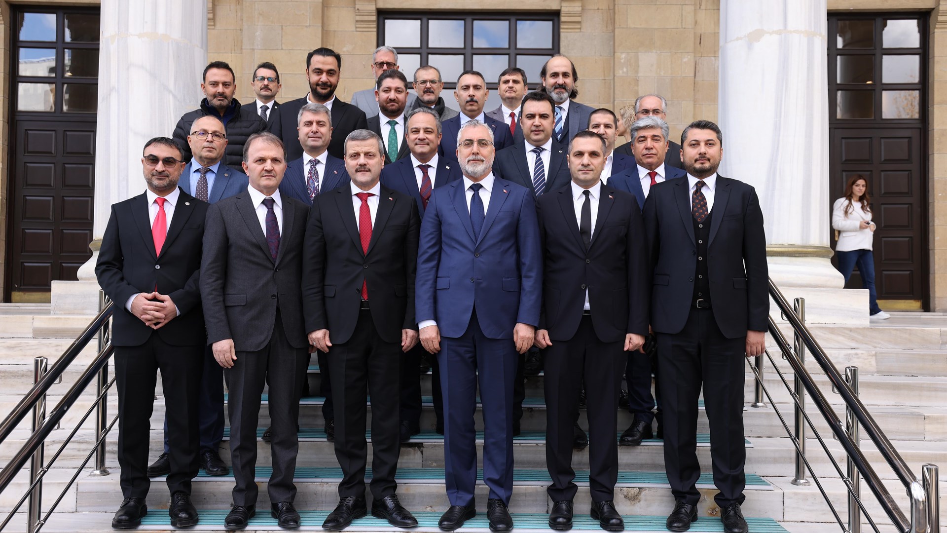 Çalışma ve Sosyal Güvenlik Bakanı Prof. Dr. Vedat Işıkhan, Türkiye İş Kurumu (İŞKUR), Gazi Üniversitesi ve Türkiye Gençlik Kulüpleri Konfederasyonu işbirliğinde Ankara Gazi Üniversitesi Mimar Kemaleddin Salonu’nda düzenlenen “İş Dünyasında Yeni Ufuklar: Fütüristik İş Kolları Çalıştayı”na katıldı.