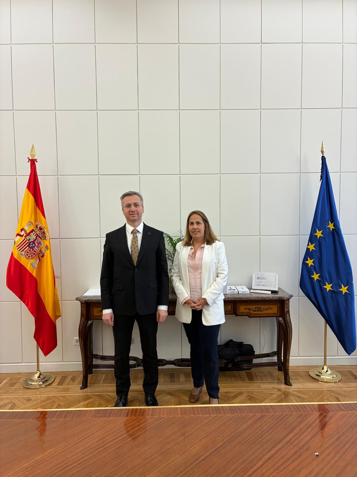 Rehberlik ve Teftiş Başkanımız Bekir Aktürk, Başkan Yardımcımız Resül Yılmaz ve beraberindeki heyet, “İş Teftiş Rehberlik ve Sosyal Diyalog Yoluyla İşyeri Uyumunun Güçlendirilmesi Projesi” kapsamında 5–9 Mayıs 2025 tarihleri arasında İspanya’nın başkenti Madrid’de gerçekleştirilen çalışma ziyaretinin sonunda, Çalışma ve Sosyal Ekonomi Bakanlığında düzenlenen genel değerlendirme ve kapanış toplantısına katıldı.