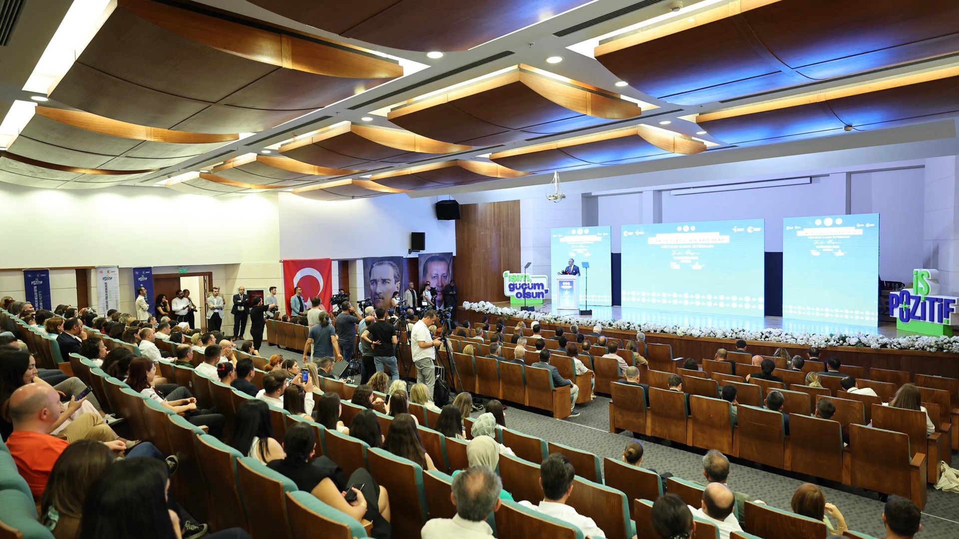 Çalışma ve Sosyal Güvenlik Bakanı Prof. Dr. Vedat Işıkhan, çeşitli temaslarda bulunmak ve “Milli Müdafaadan Milli Kalkınmaya; Türkiye Yüzyılı’nın Kadınları, Kadın İstihdam Sistemi İş Pozitif Tanıtım Programı ve Fuar Açılışı” programına katılmak üzere Muğla’ya gitti.