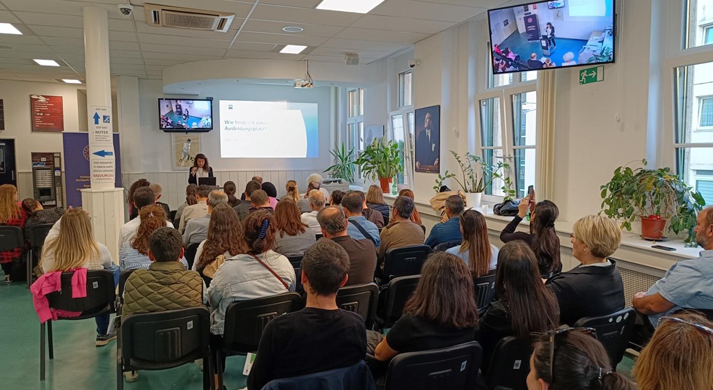 Stuttgart Çalışma ve Sosyal Güvenlik Ataşeliğimizin katkılarıyla Başkonsolosluğumuz ile Stuttgart Sanayi ve Ticaret Odası (IHK) iş birliği kapsamında 11.10.2023 Çarşamba günü Başkonsolosluğumuz binasında meslek eğitim toplantısı gerçekleştirildi.