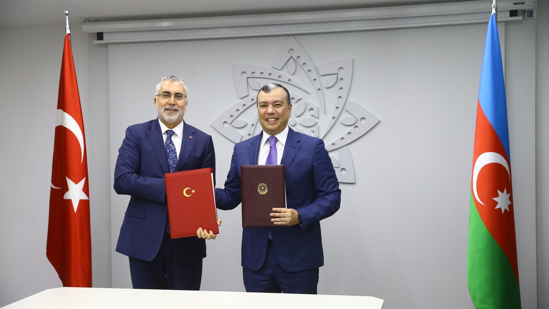 Çalışma ve Sosyal Güvenlik Bakanı Prof. Dr. Vedat Işıkhan, Azerbaycan’daki temasları kapsamında ilk olarak Azerbaycan milli lideri merhum Haydar Aliyev'in kabrini, Azerbaycan Şehitliği ve Türk Şehitliği’ni ziyaret etti.