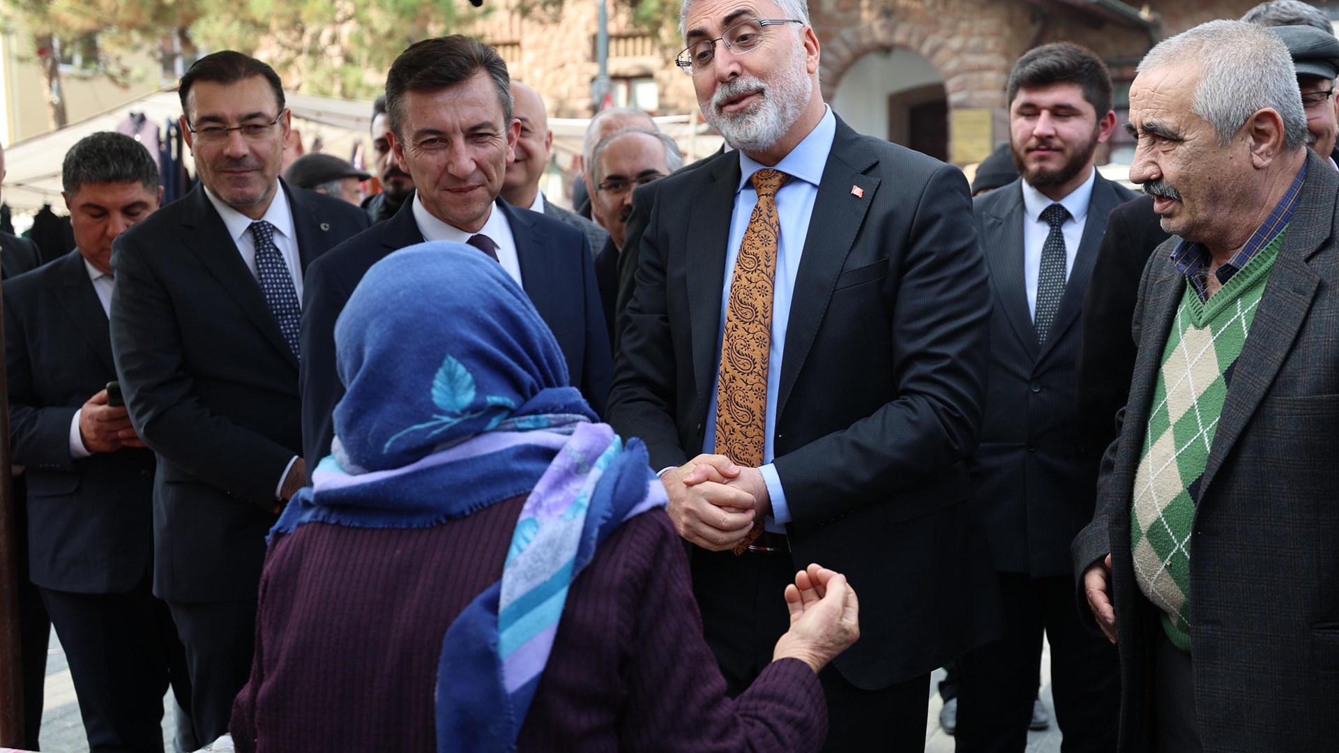 Çalışma ve Sosyal Güvenlik Bakanı Prof. Dr. Vedat Işıkhan, 4 Aralık Dünya Maden Günü vesilesi ile Ankara’nın Nallıhan ilçesindeki Çayırhan Yeraltı Maden Ocağı'na ziyarette bulundu.