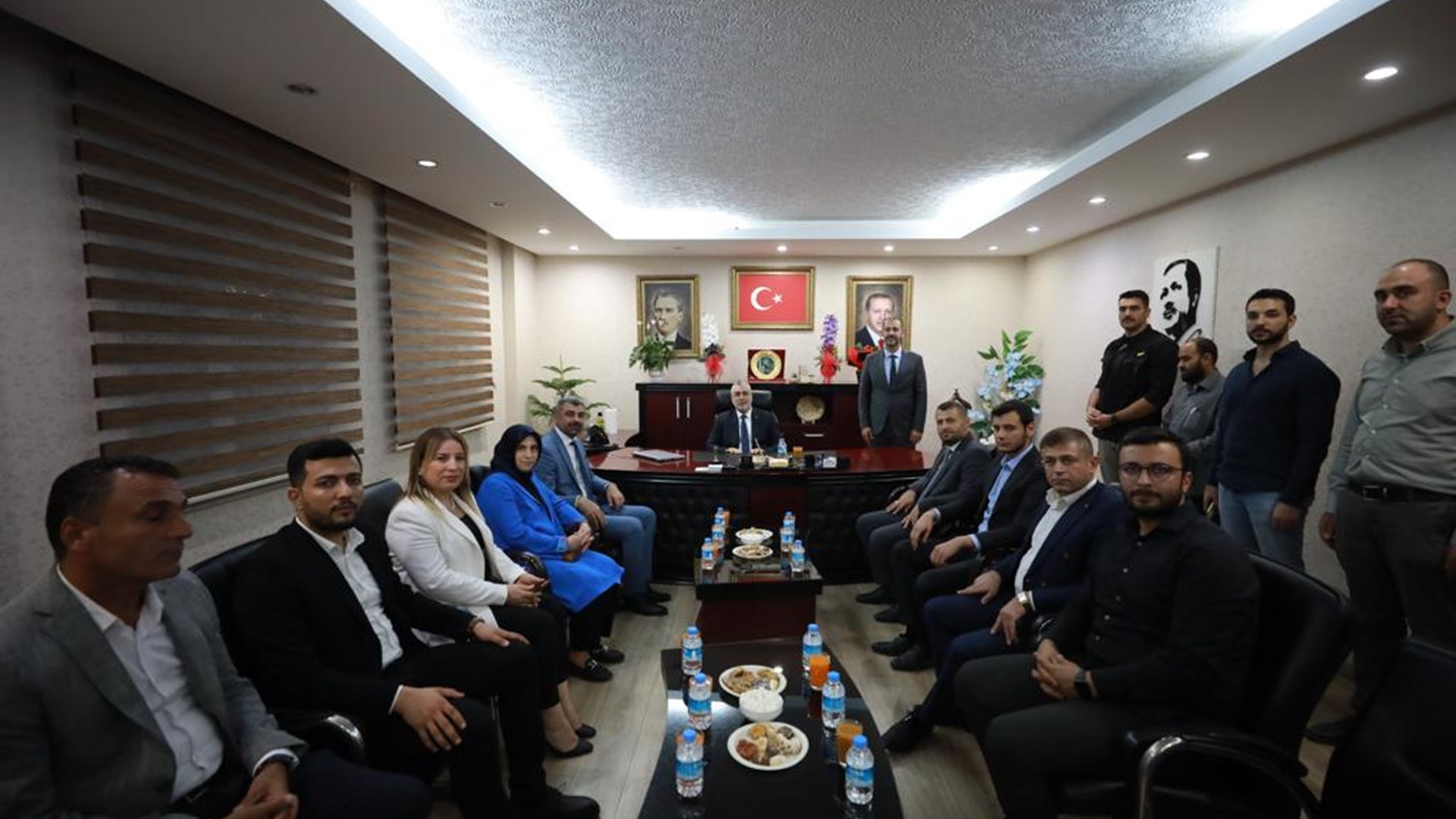 Çalışma ve Sosyal Güvenlik Bakanı Prof. Dr. Vedat Işıkhan, bir dizi ziyaretlerde bulunmak ve programlara katılmak üzere Mardin’e gitti.