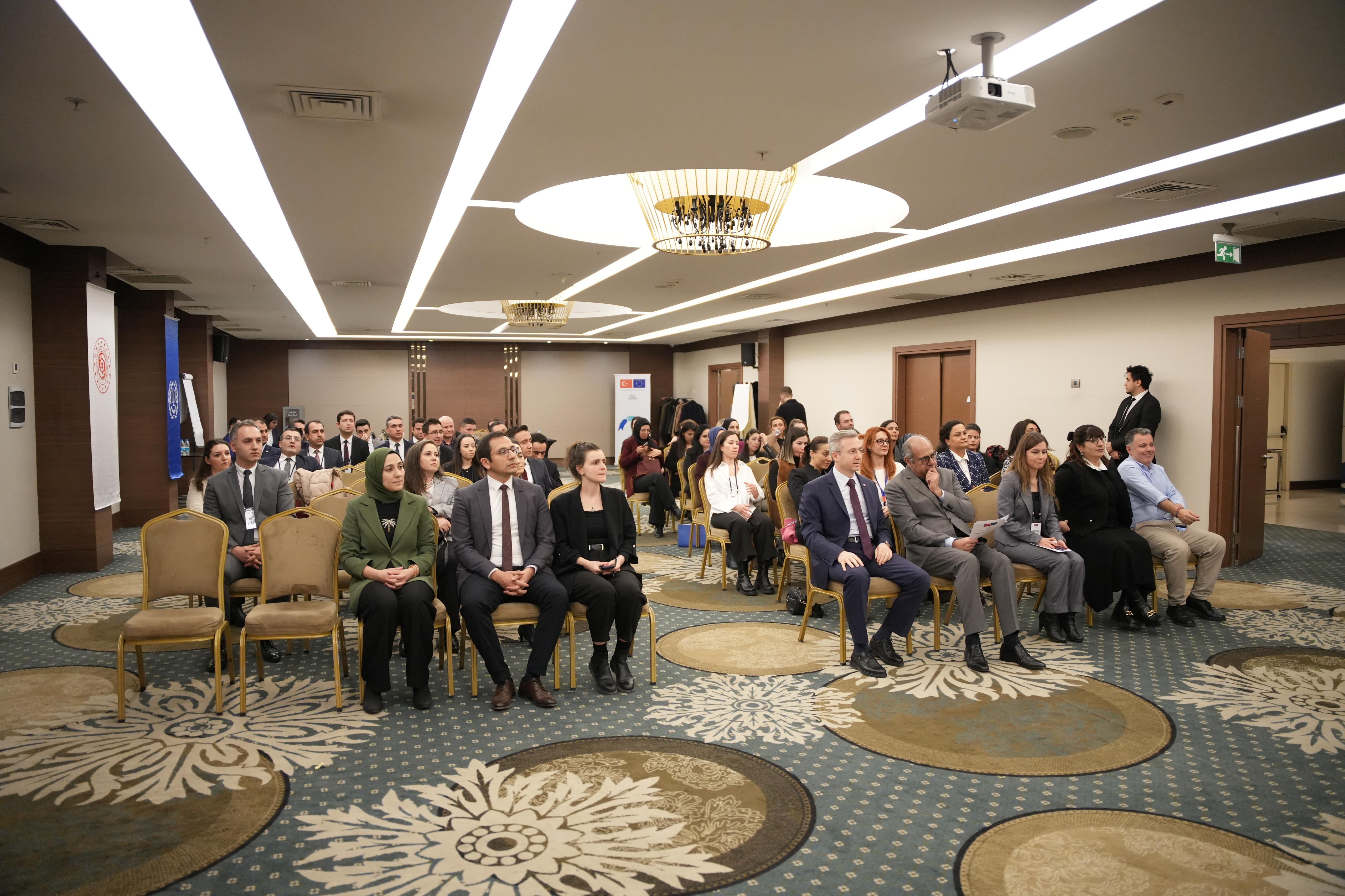 Avrupa Birliği Katılım Öncesi Mali Yardım Aracı (IPA-III) kapsamında finanse edilen ve Uluslararası Çalışma Örgütü (ILO) iş birliğiyle yürütülen İş Teftiş Rehberlik ve Sosyal Diyalog Yoluyla İşyeri Uyumunun Güçlendirilmesi Projesi kapsamında, Stratejik İletişim Eğitim Programı 11-12 Şubat 2025 tarihlerinde Ankara’da gerçekleştirildi.