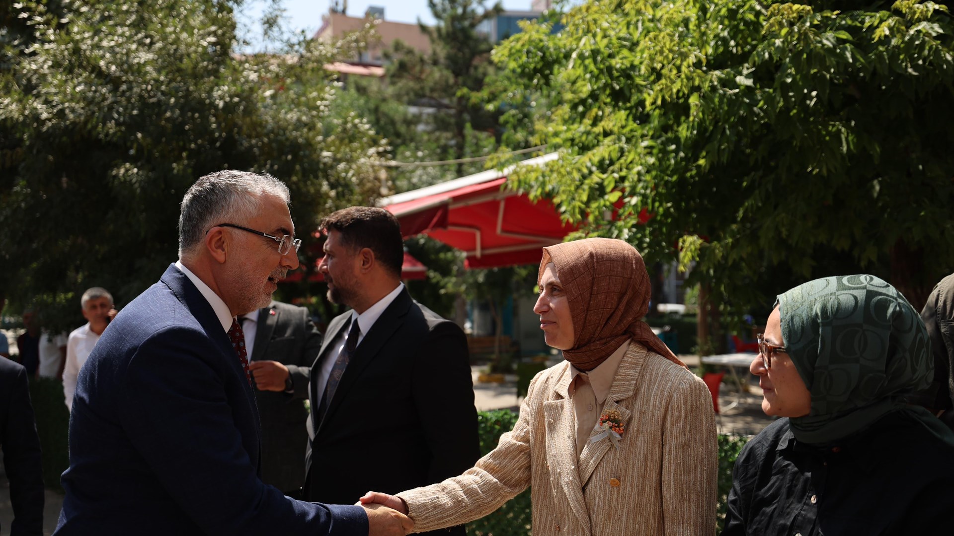 Bakan Işıkhan, Muş’ta Ziyaretlerde Bulundu