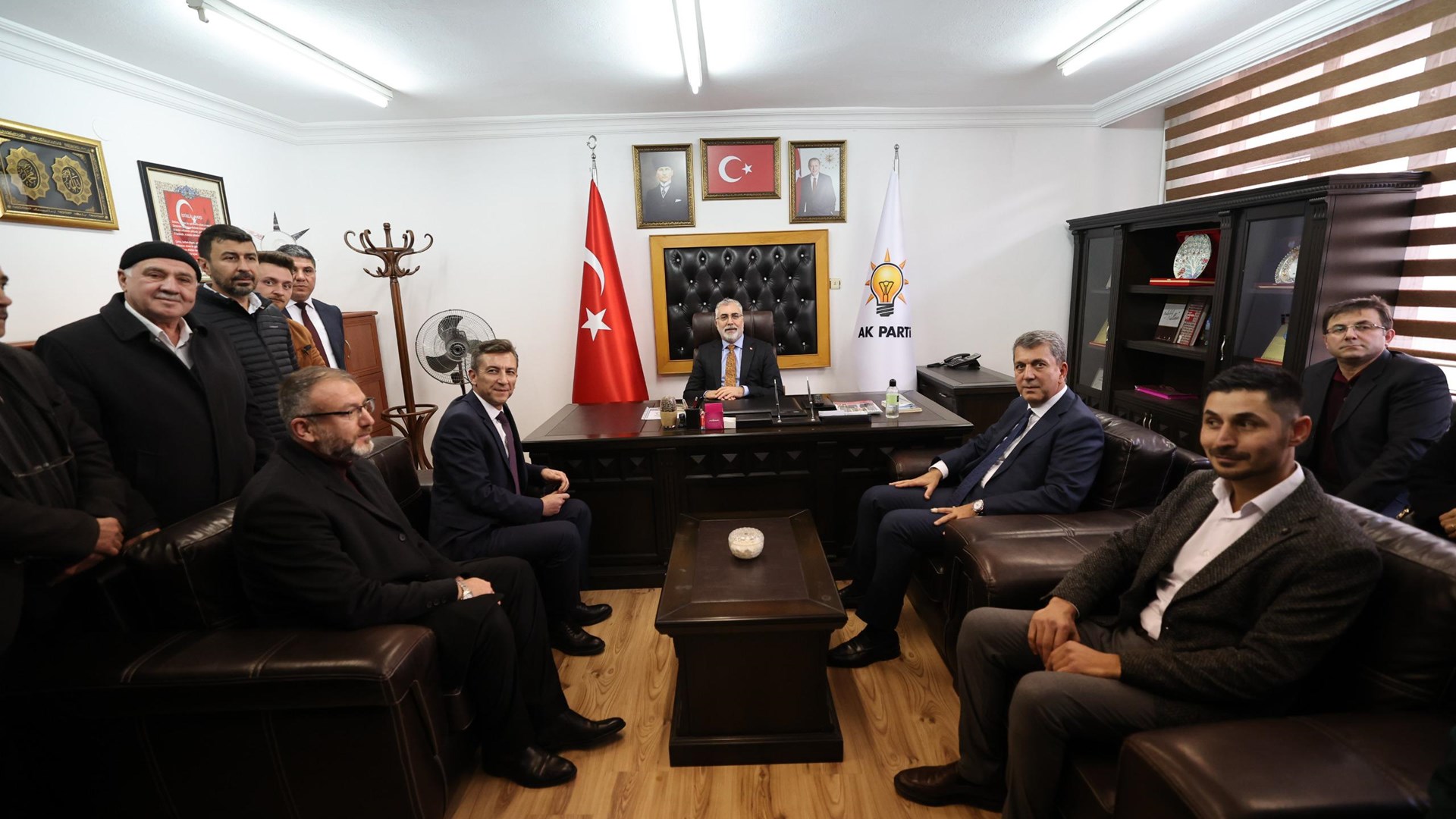 Çalışma ve Sosyal Güvenlik Bakanı Prof. Dr. Vedat Işıkhan, 4 Aralık Dünya Maden Günü vesilesi ile Ankara’nın Nallıhan ilçesindeki Çayırhan Yeraltı Maden Ocağı'na ziyarette bulundu.