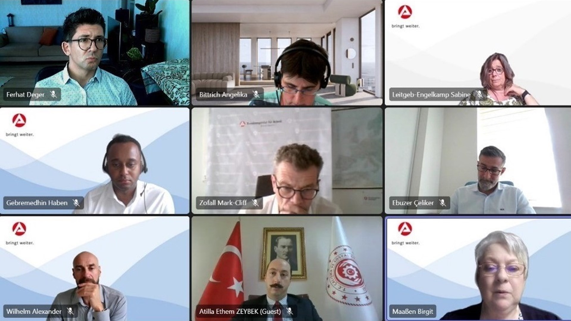 Bakanlığımız ile Almanya Federal İş Ajansı arasında süregelen işbirliğini güçlendirmek amacıyla 1 Eylül 2025 tarihinde Genel Müdürlüğümüz ile Federal İş Ajansının farklı birimleri ve Maltepe Üniversitesi temsilcilerinin katılımıyla çevrim içi bir toplantı gerçekleştirildi.