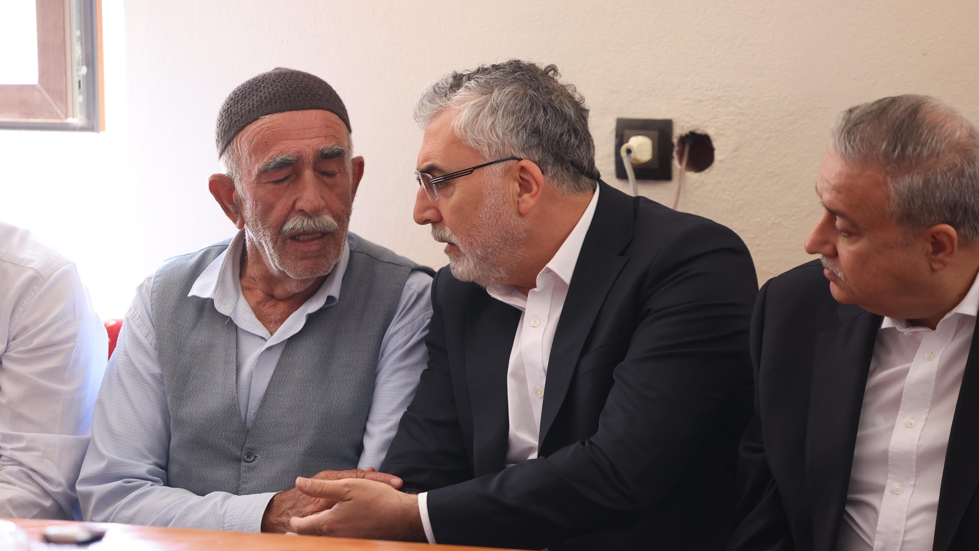 Çalışma ve Sosyal Güvenlik Bakanı Prof. Dr. Vedat Işıkhan, Diyarbakır ve Mardin'de çıkan yangın nedeniyle hayatını kaybedenlerin yakınlarına taziye ziyaretinde bulundu.