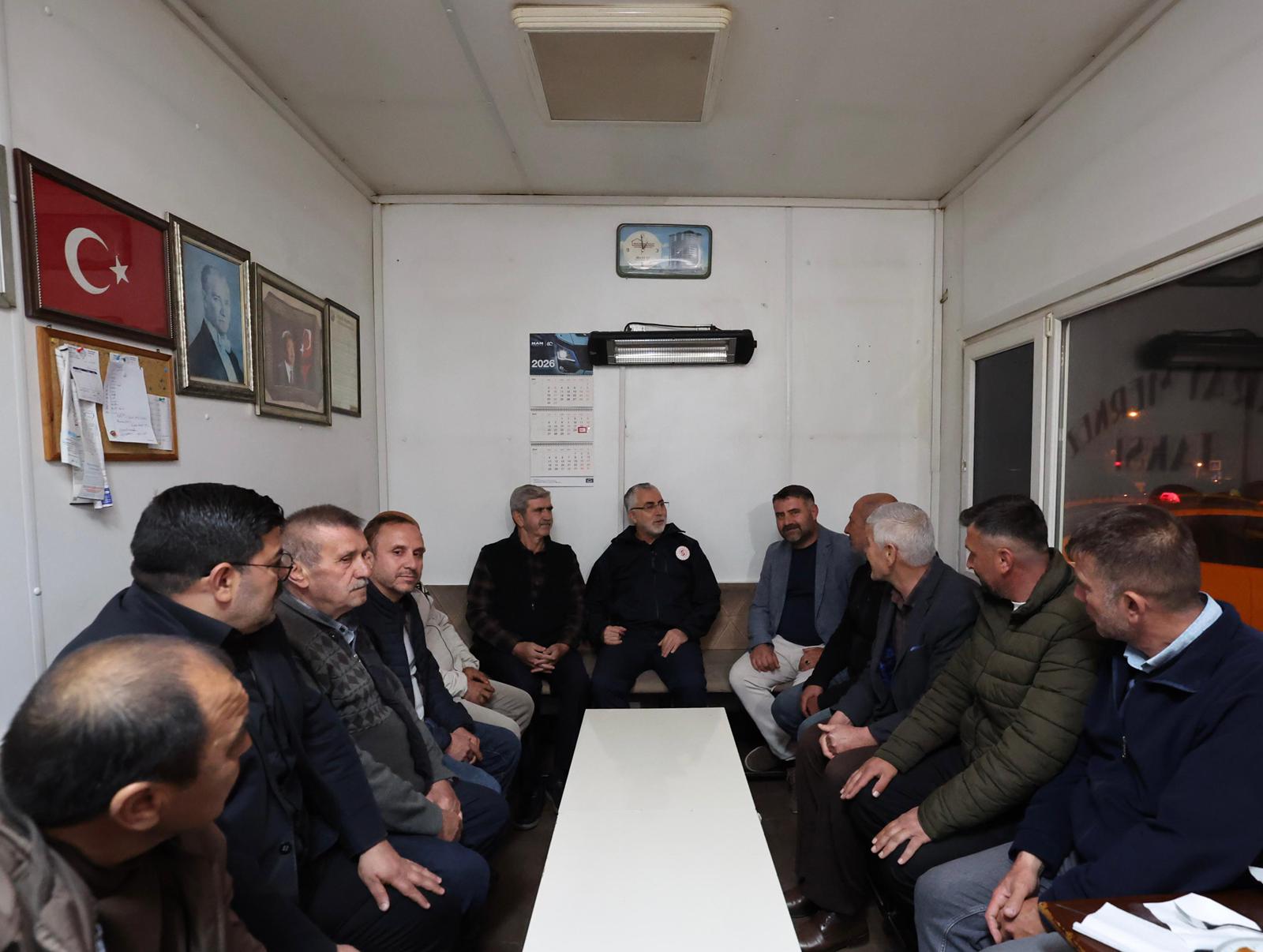 Çalışma ve Sosyal Güvenlik Bakanı Vedat Işıkhan, Pursaklar Belediyesi işçilerini ziyaret ederek, 1 Mayıs Emek ve Dayanışma Günü'nü kutladı.