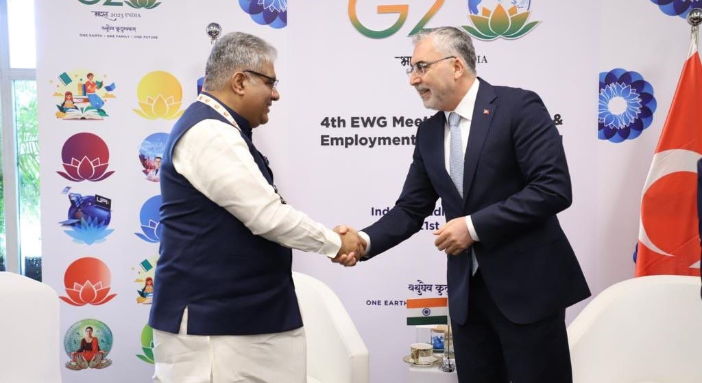 alışma ve Sosyal Güvenlik Bakanı Vedat Işıkhan, G20 Çalışma ve İstihdam Bakanları Toplantısı için gittiği Hindistan'da Endonezya, Hindistan, Brezilya ve Hollandalı mevkidaşlarıyla bir araya geldi.