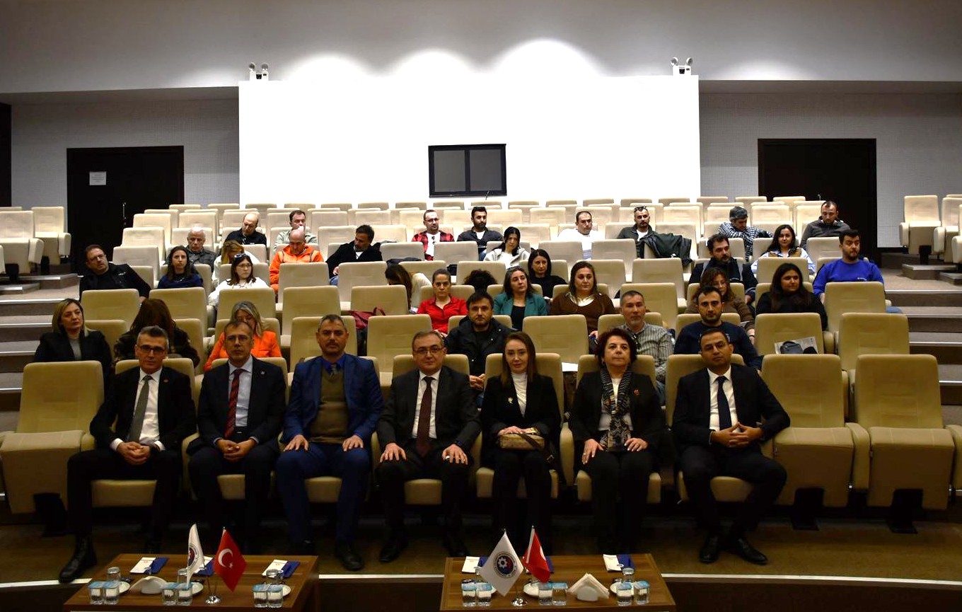 Rehberlik ve Teftiş Başkanlığı ile Çanakkale Ticaret ve Sanayi Odası (ÇTSO) iş birliğinde, çalışma hayatında mevzuat uyumunu artırmak ve iş teftiş süreçlerini değerlendirmek üzere 9 Nisan 2026 tarihinde Çanakkale'de bilgilendirme toplantısı gerçekleştirildi.