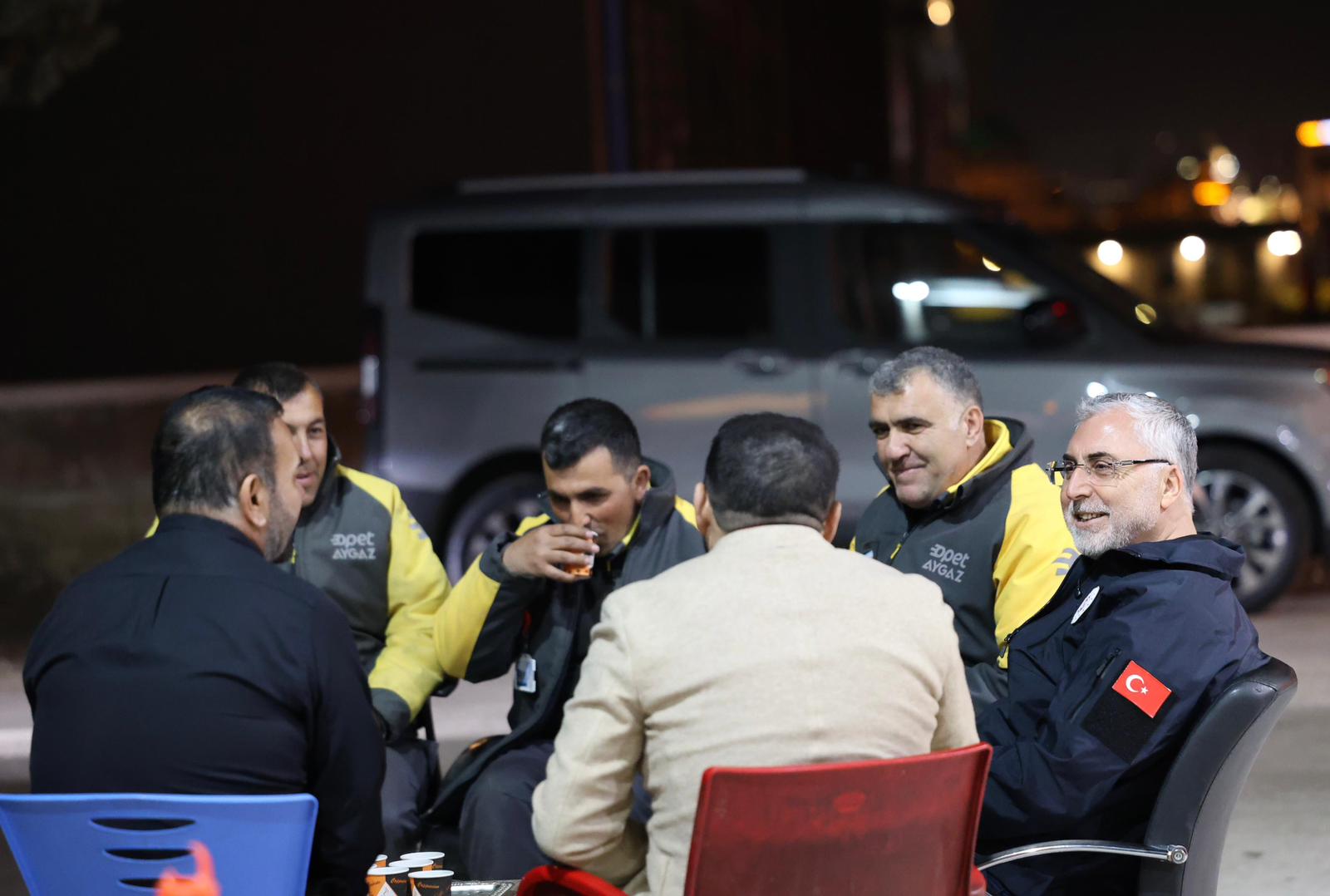 Çalışma ve Sosyal Güvenlik Bakanı Vedat Işıkhan, Pursaklar Belediyesi işçilerini ziyaret ederek, 1 Mayıs Emek ve Dayanışma Günü'nü kutladı.