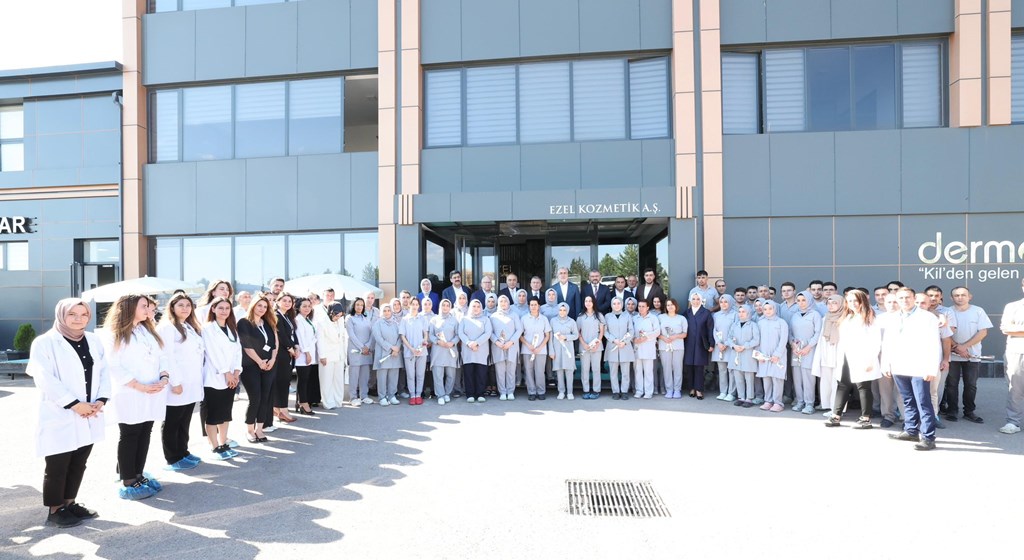 Çalışma ve Sosyal Güvenlik Bakanı Prof. Dr. Vedat Işıkhan, çeşitli temaslarda bulunmak ve “Milli Müdafaadan Milli Kalkınmaya; Türkiye Yüzyılı’nın Kadınları, Kadın İstihdam Sistemi İş Pozitif Tanıtım Programı ve Fuar Açılışı” programına katılmak üzere Sivas’a gitti.