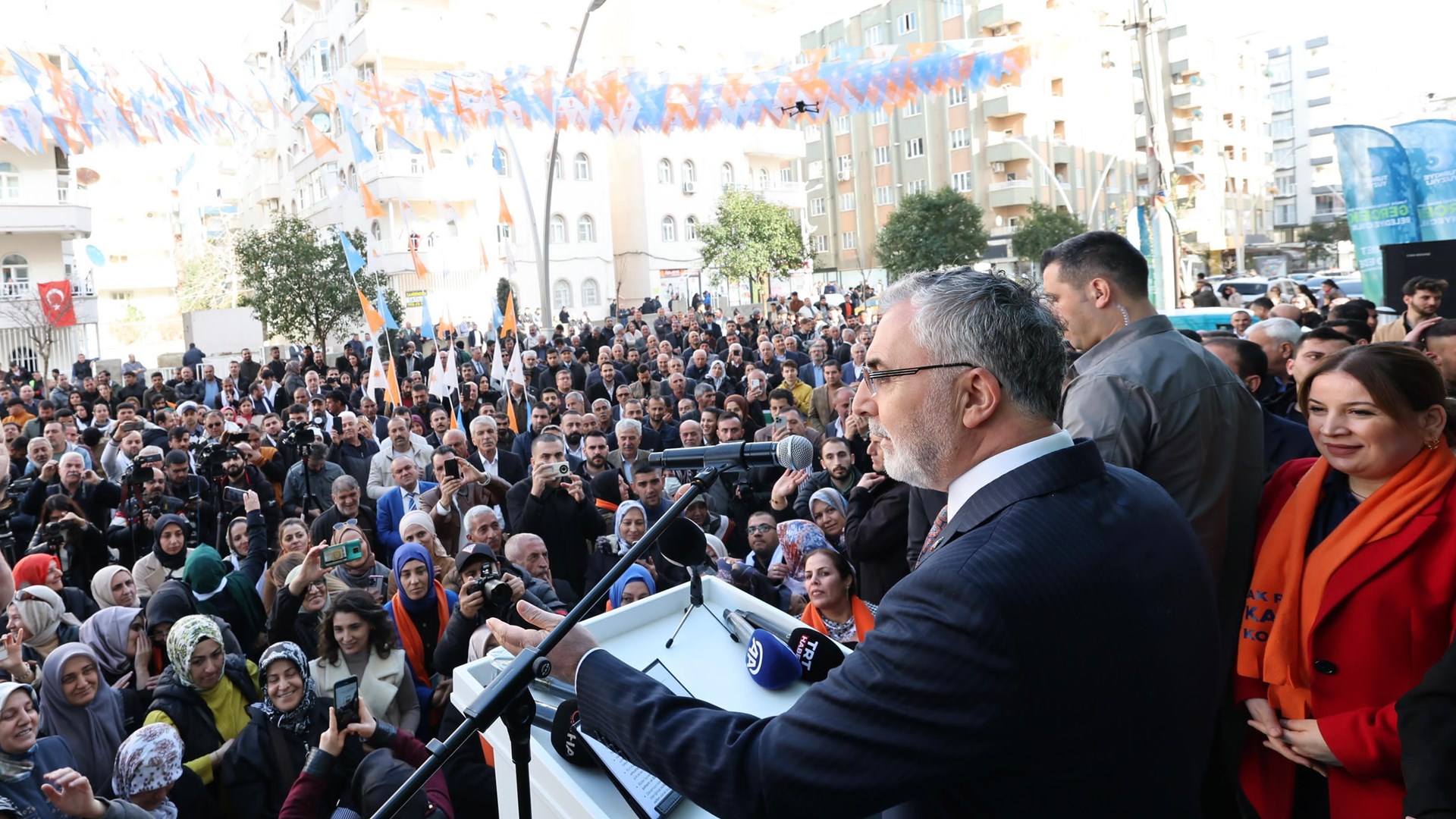 Çalışma ve Sosyal Güvenlik Bakanı Prof. Dr. Vedat Işıkhan, programlara katılmak ve çeşitli ziyaretlerde bulunmak üzere Mardin’e gitti.