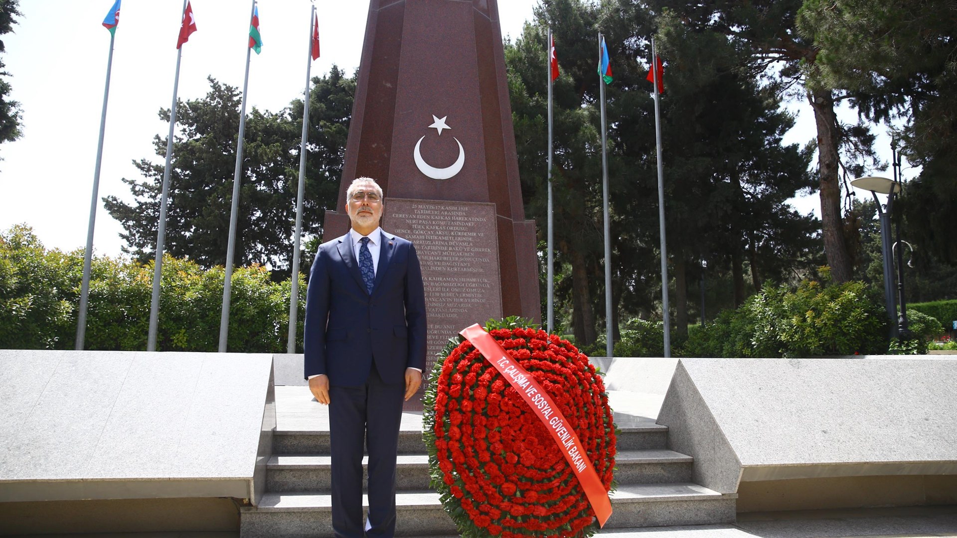 Çalışma ve Sosyal Güvenlik Bakanı Prof. Dr. Vedat Işıkhan, Azerbaycan’daki temasları kapsamında ilk olarak Azerbaycan milli lideri merhum Haydar Aliyev'in kabrini, Azerbaycan Şehitliği ve Türk Şehitliği’ni ziyaret etti.