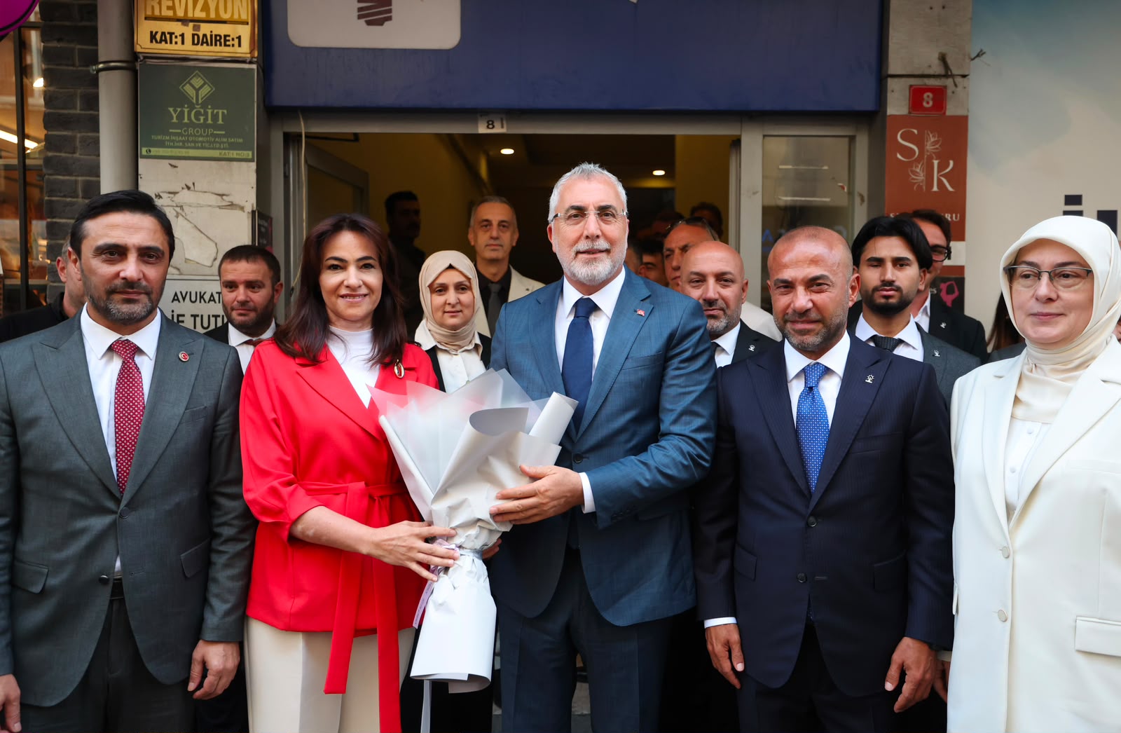 Çalışma ve Sosyal Güvenlik Bakanı Prof. Dr. Vedat Işıkhan, bir dizi ziyaretlerde bulunmak ve programlara katılmak üzere Yalova’ya gitti.