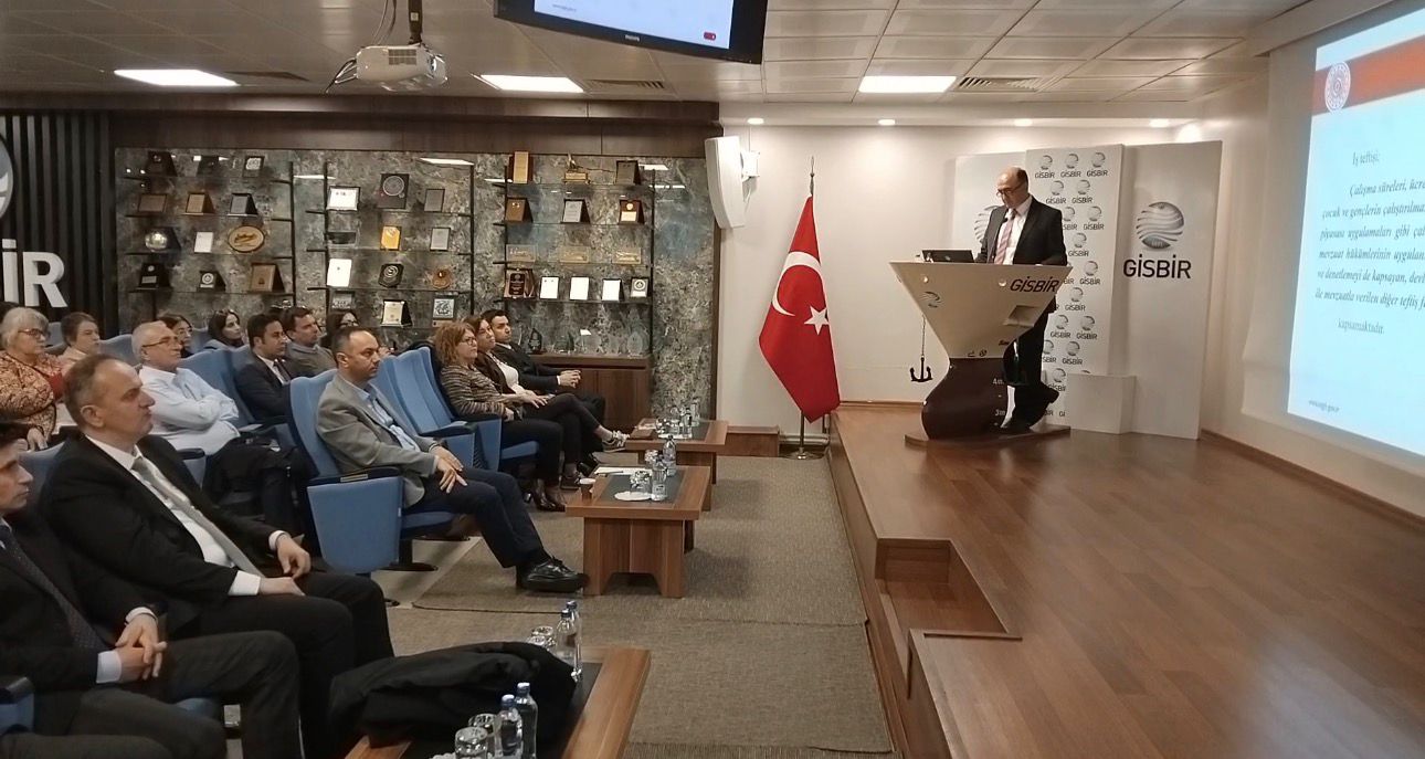 Rehberlik ve Teftiş Başkanlığı tarafından Türkiye Gemi İnşa Sanayicileri Birliği (GİSBİR) ev sahipliğinde, 8 Nisan 2026 tarihinde “Tersane ve Gemi İnşa İşyerlerinde Çalışma Koşullarının İyileştirilmesi Programlı Teftişi” kapsamında bilgilendirme toplantısı düzenlendi.