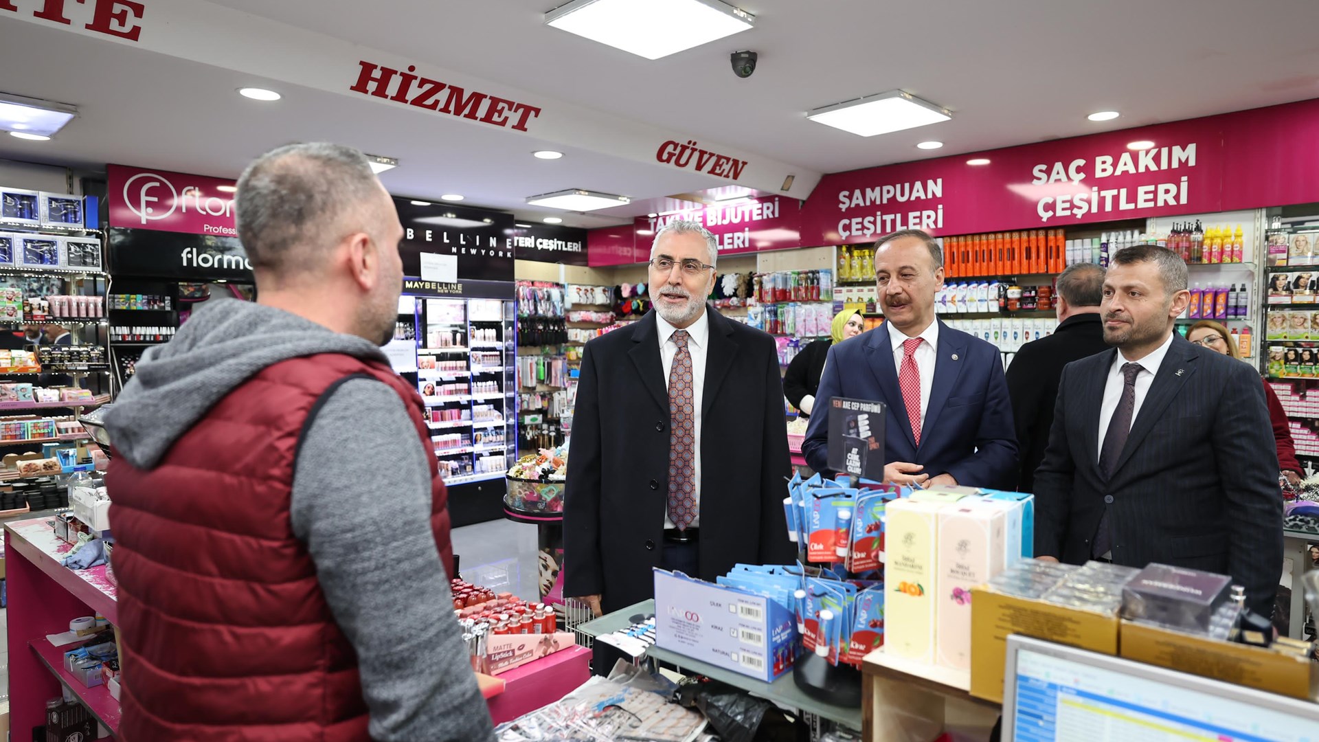 Çalışma ve Sosyal Güvenlik Bakanı Prof. Dr. Vedat Işıkhan, programlara katılmak ve çeşitli ziyaretlerde bulunmak üzere Mardin’e gitti.
