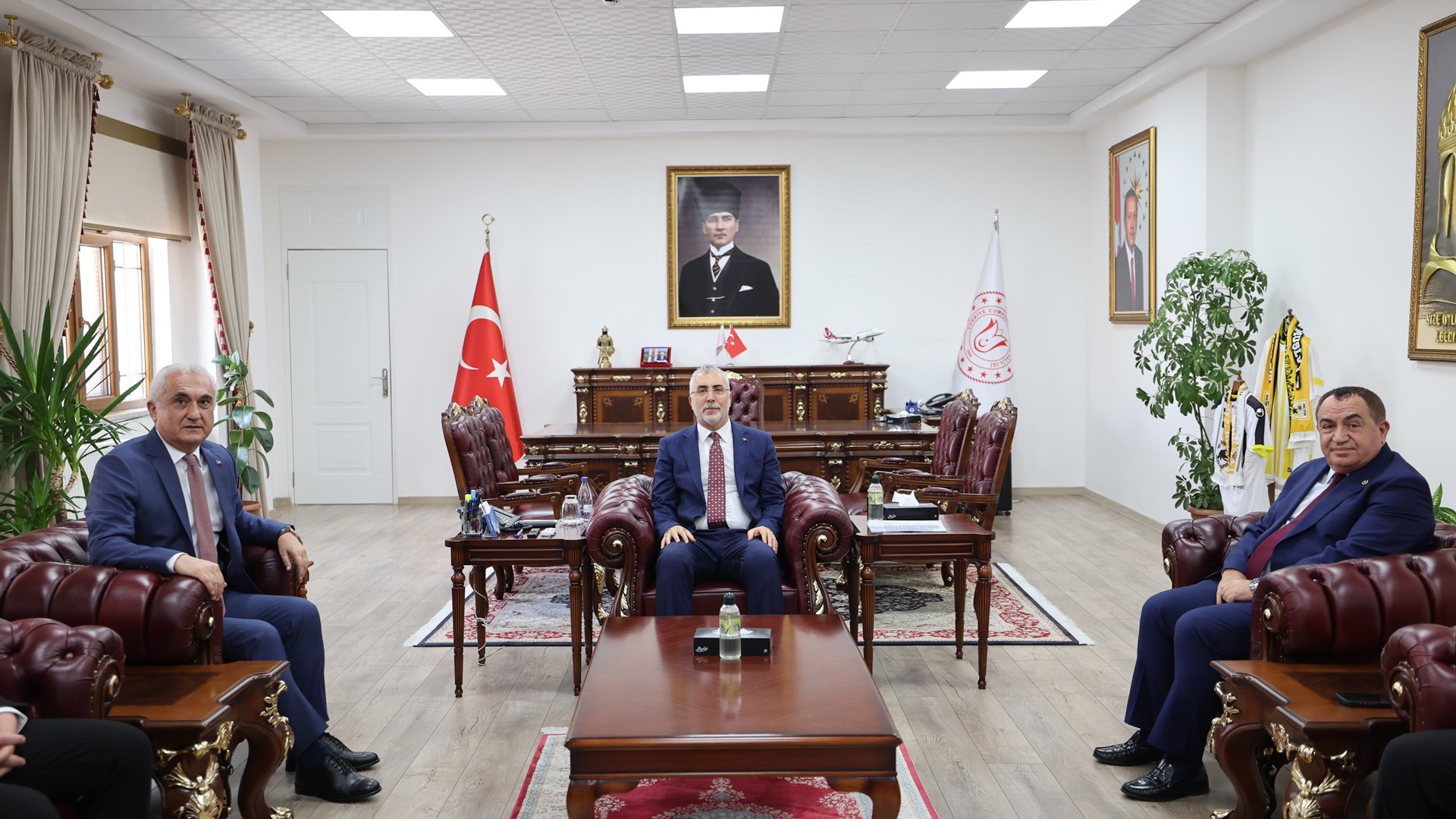 Bakan Işıkhan, Muş’ta Ziyaretlerde Bulundu