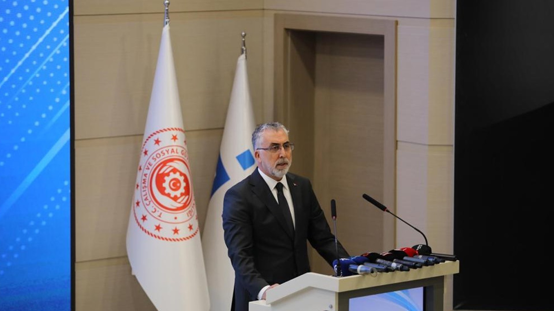 Çalışma ve Sosyal Güvenlik Bakanı Prof. Dr. Vedat Işıkhan, İŞKUR Genel Müdürlüğü’nde düzenlenen Türkiye Yüzyılı’nda İş Kazalarına Önleyici Yaklaşımlar seminerine katıldı.