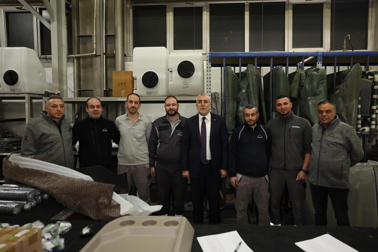 Bakan Işıkhan, İlk İftarını Fabrikada İşçilerle Yaptı