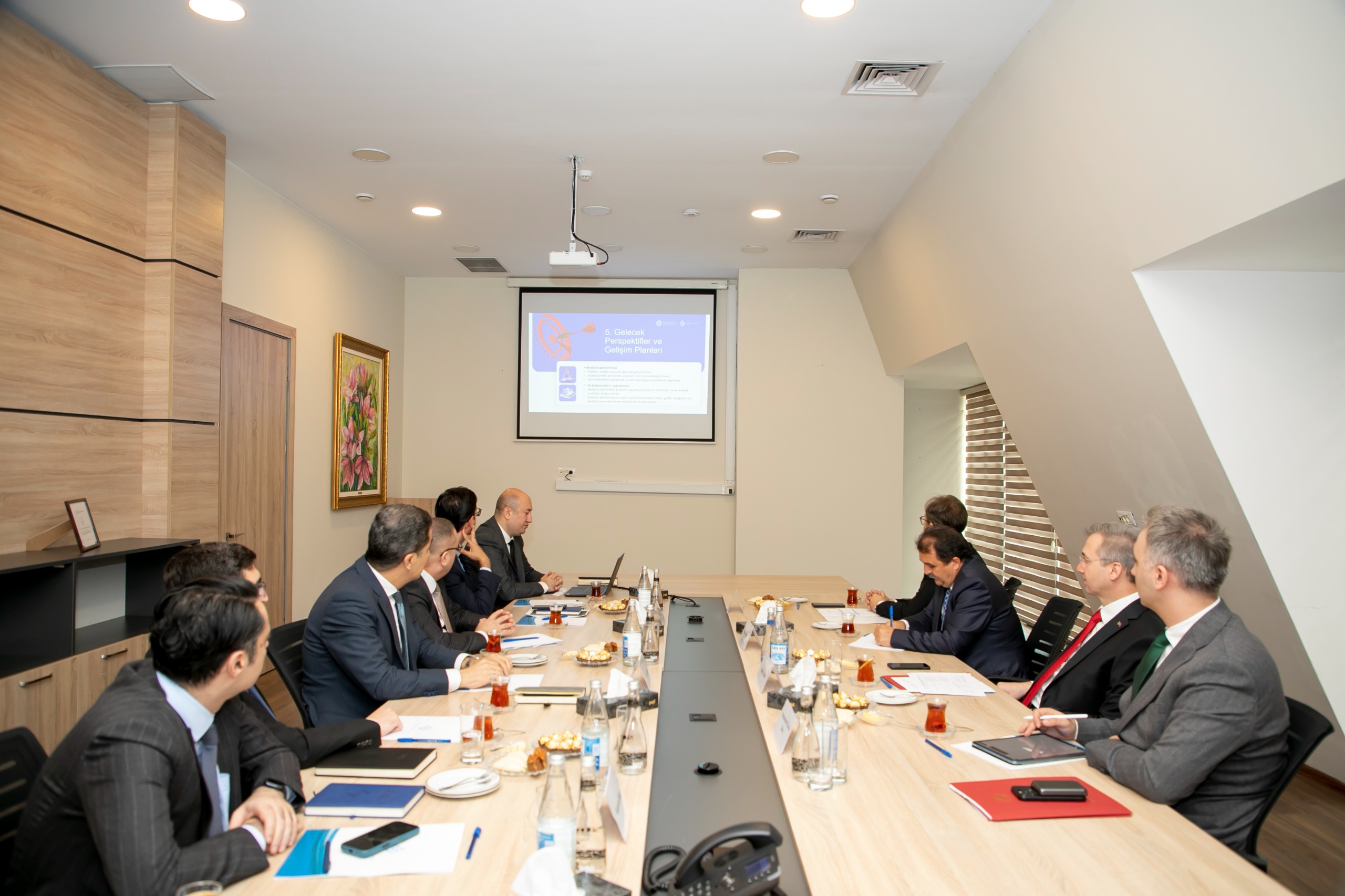 Azerbaycan'a gerçekleştirilen çalışma ziyaretinin 24 Eylül 2025 tarihli programında, iş müfettişliği faaliyetlerinin dijitalleştirilmesi ve iş gücünün korunması alanındaki güncel konular üzerine odaklanan toplantılar düzenlendi. Rehberlik ve Teftiş Başkanımız Bekir Aktürk ve beraberindeki heyet, Azerbaycanlı mevkidaşlarıyla tecrübe paylaşımında bulundu.