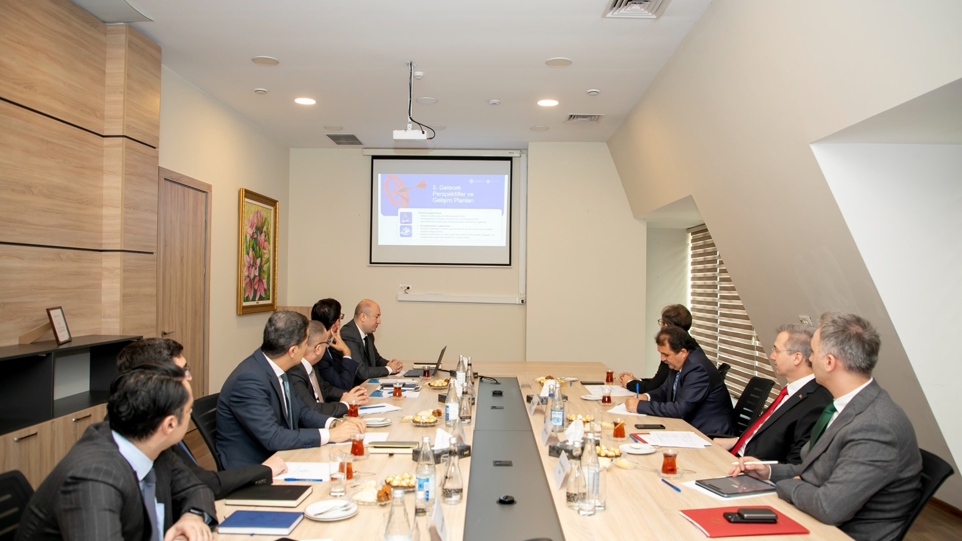 Azerbaycan'a gerçekleştirilen çalışma ziyaretinin 24 Eylül 2025 tarihli programında, iş müfettişliği faaliyetlerinin dijitalleştirilmesi ve iş gücünün korunması alanındaki güncel konular üzerine odaklanan toplantılar düzenlendi. Rehberlik ve Teftiş Başkanımız Bekir Aktürk ve beraberindeki heyet, Azerbaycanlı mevkidaşlarıyla tecrübe paylaşımında bulundu.