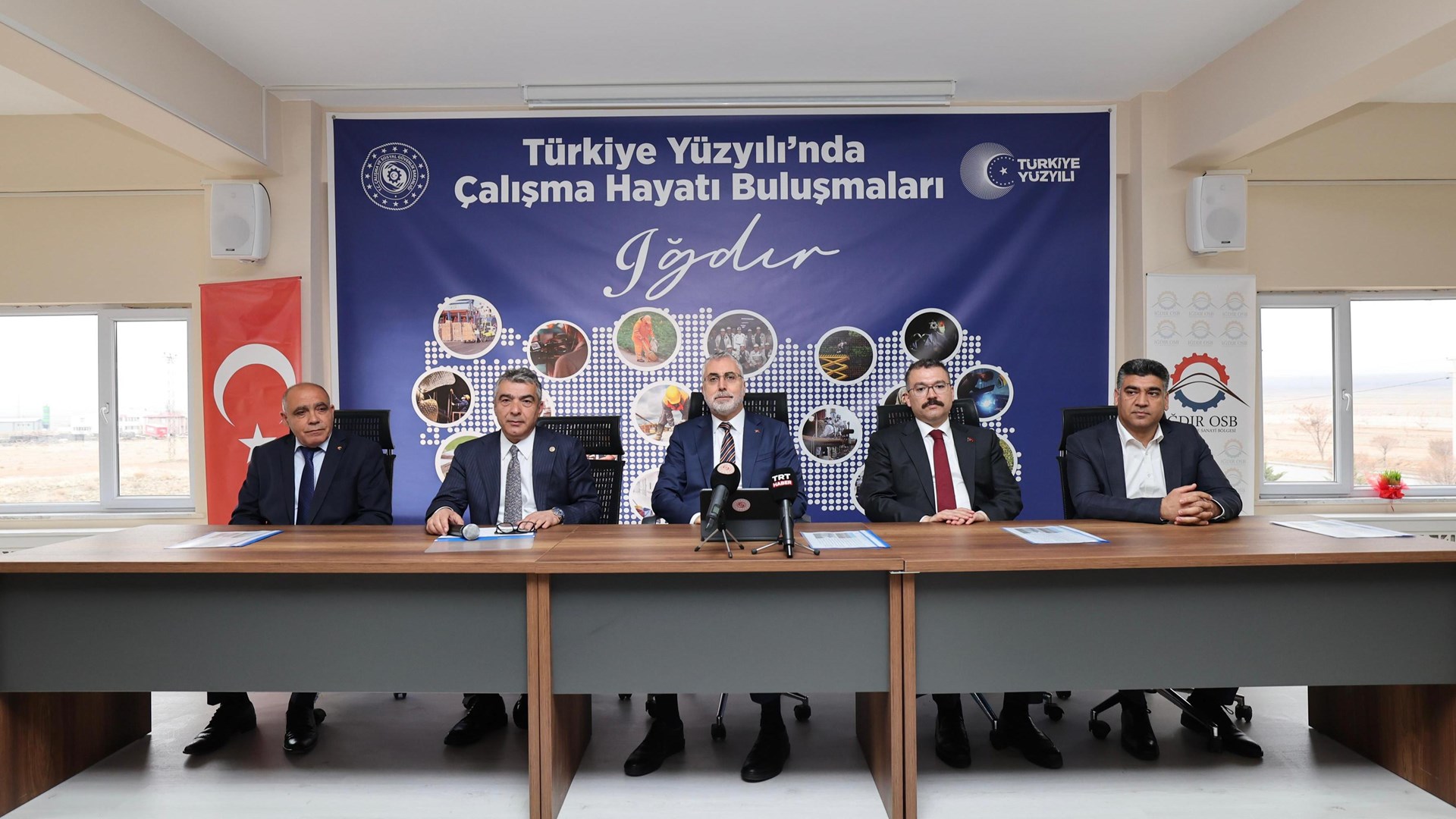 Çalışma ve Sosyal Güvenlik Bakanı Prof. Dr. Vedat Işıkhan, çeşitli temaslarda bulunmak ve programlara katılmak üzere Iğdır’a gitti.