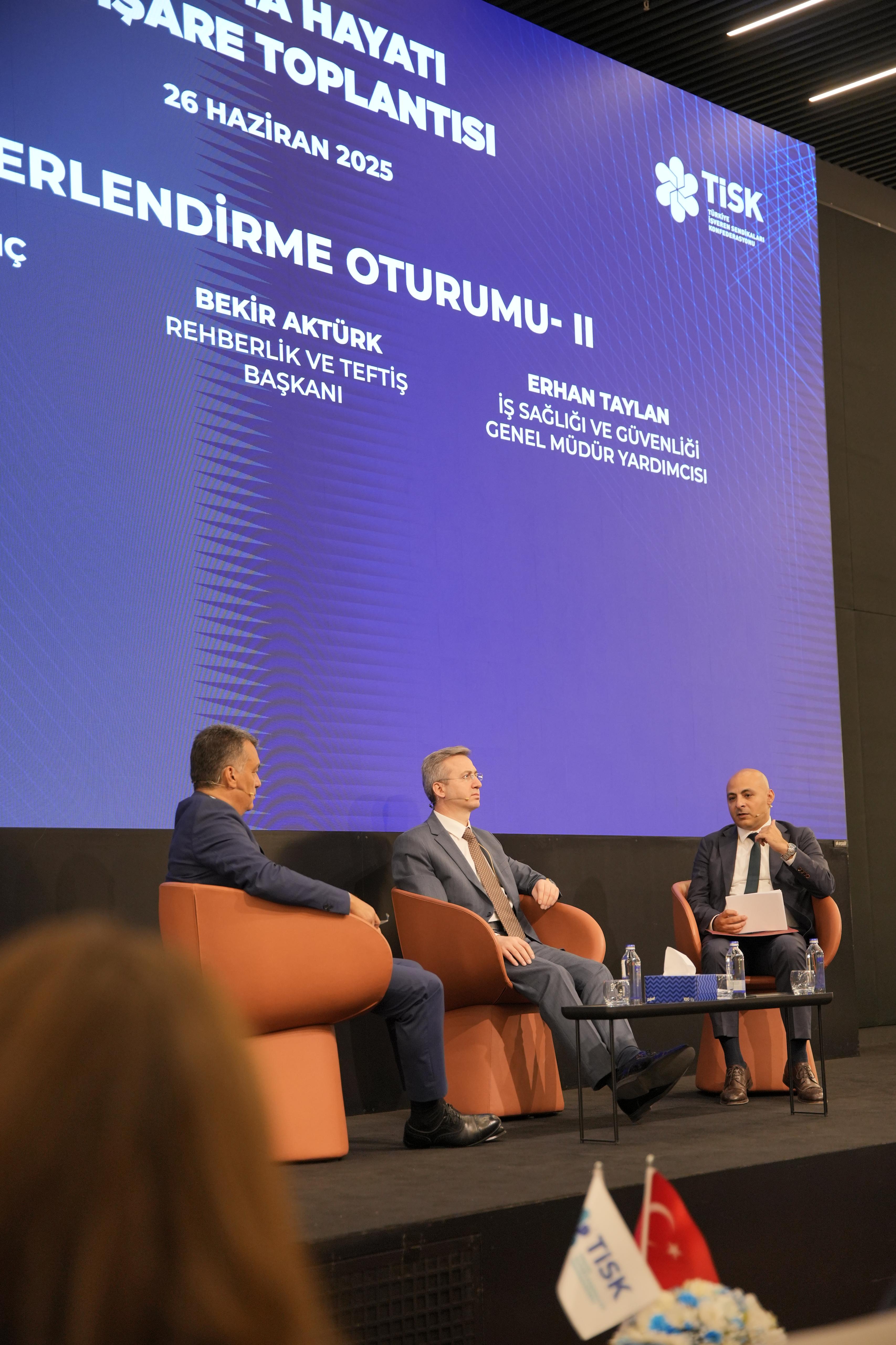 Bakanlığımız ile Türkiye İşveren Sendikaları Konfederasyonu işbirliğinde düzenlenen “Çalışma Hayatı İstişare Toplantısı” Bakanımız Sayın Prof. Dr. Vedat Işıkhan’ın teşrifleriyle 26 Haziran 2025 tarihinde MESS Teknoloji Merkezi’nde gerçekleştirildi.