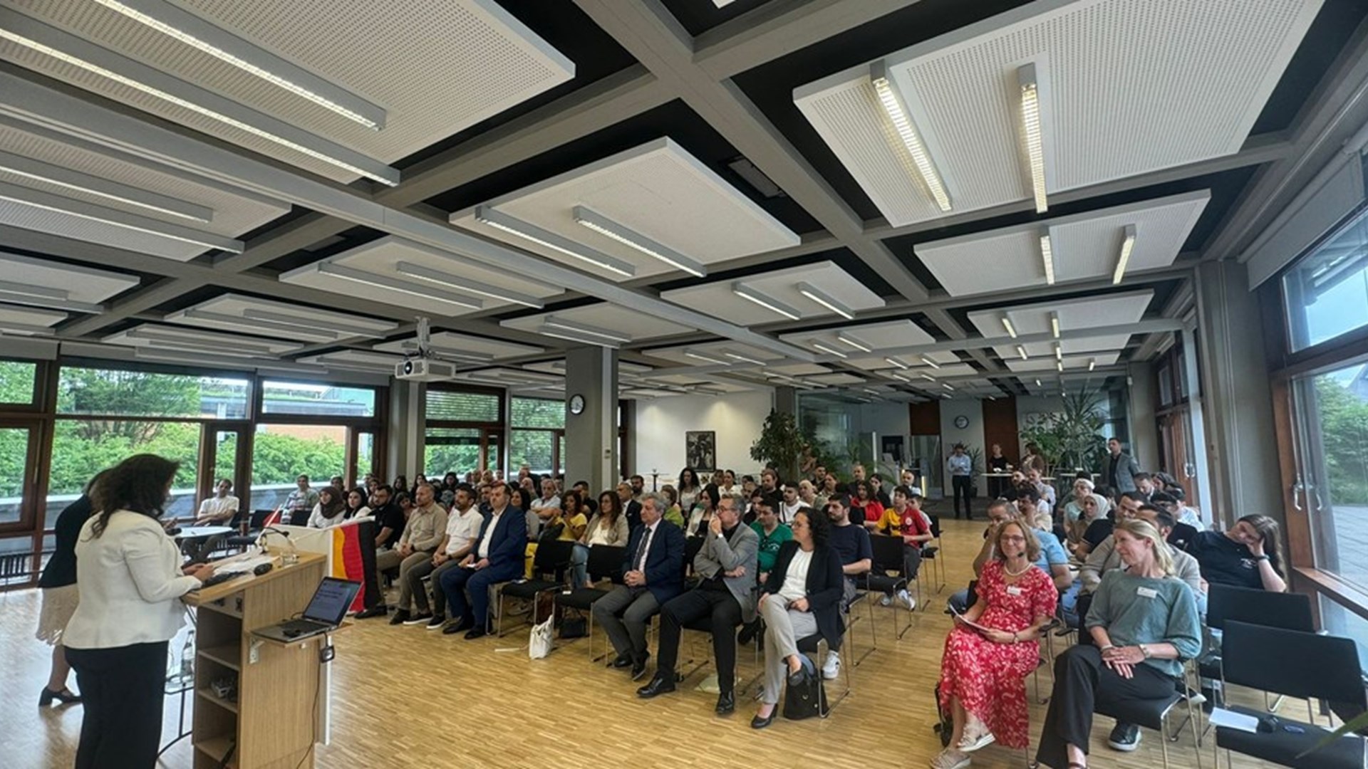 In the run-up to the summer holidays, the Stuttgart Attaché Office for Labour and Social Security provided young people and their parents with comprehensive information on post-school vocational training and higher education options.