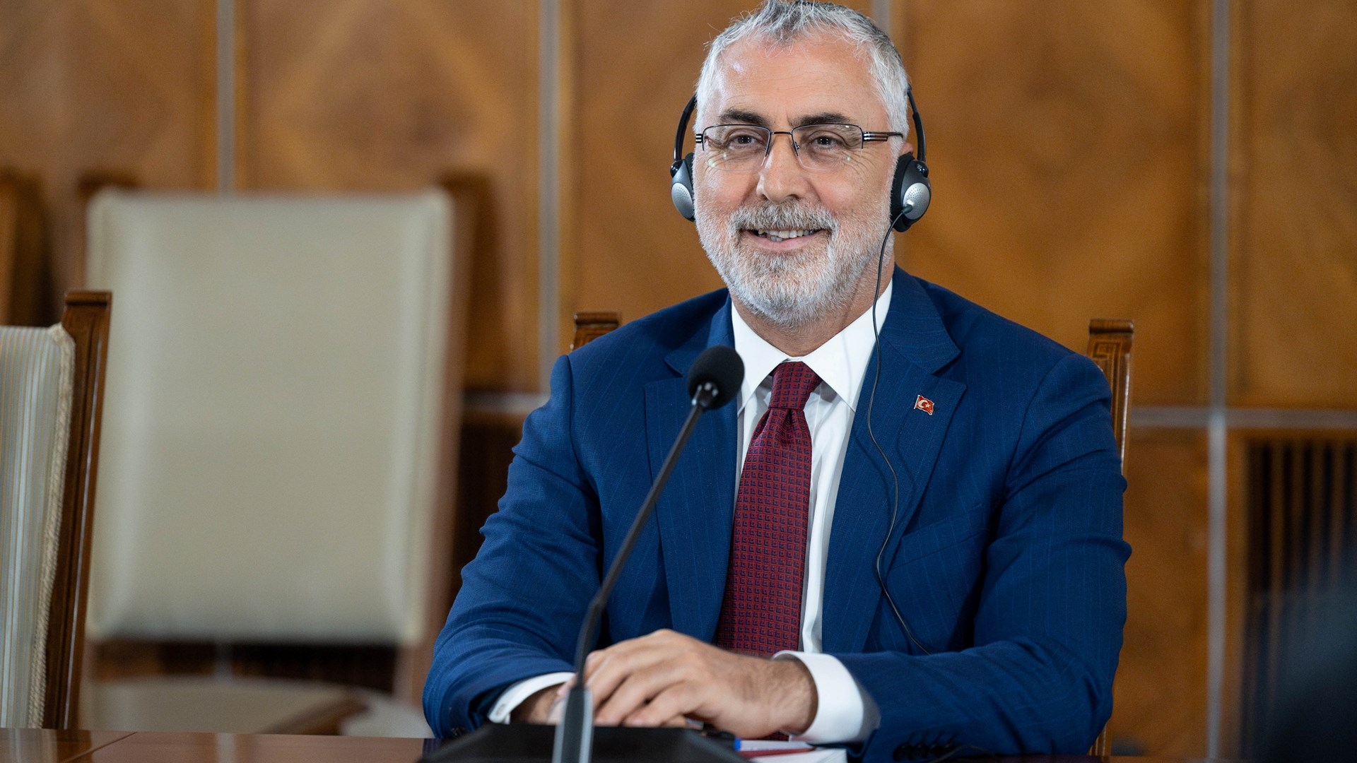 Çalışma ve Sosyal Güvenlik Bakanı Prof. Dr. Vedat Işıkhan, Çalışma ve Sosyal Güvenlik Bakanlığı ile Romanya Çalışma ve Sosyal Dayanışma Bakanlığı arasındaki Çalışma ve Sosyal Güvenlik Ortak Çalışma Grubu’nun 1. Toplantısı’na katılmak ve çeşitli temaslarda bulunmak üzere Romanya’ya gitti.