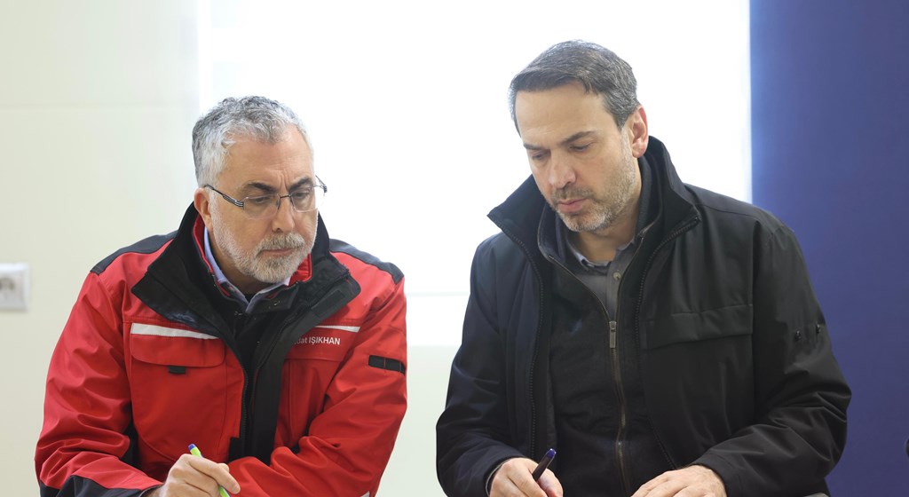 Çalışma ve Sosyal Güvenlik Bakanı Prof. Dr. Vedat Işıkhan, Erzincan ilinin İliç ilçesindeki altın madeni sahasında meydana gelen heyelandan dolayı 9 işçinin göçük altında kaldığı bölgede incelemelerde bulundu ve Afet Koordinasyon Merkezi’nde yetkililerden bilgi aldı.
