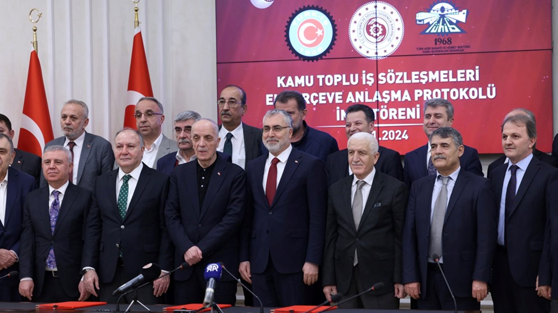 Kamu Toplu İş Sözleşmeleri Ek Çerçeve Anlaşması Protokolü İmza Töreni Çalışma ve Sosyal Güvenlik Bakanı Prof. Dr. Vedat Işıkhan’ın katılımıyla Çalışma ve Sosyal Güvenlik Bakanlığı ev sahipliğinde düzenlendi.