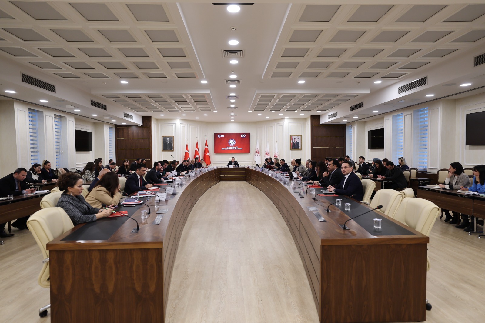 Üçlü Danışma Kurulu toplantısının ardından alınan kararlar doğrultusunda, İş Kanunu ve Sendikalar ve Toplu İş Sözleşmesi Kanunu çalışma grubu belirlenen gündem kapsamında ilgili birimler ve sosyal tarafların temsilcileriyle bir araya gelerek Bakanlık merkezinde ilk toplantısını gerçekleştirmiştir. Bu toplantıda, sosyal tarafların çalışma hayatıyla ilgili görüşleri ve önerileri ele alınmıştır. Sonrasında Deniz İş Kanunu ve Basın İş Kanunu çalışma grubu Bakanlık merkezinde toplanmıştır.