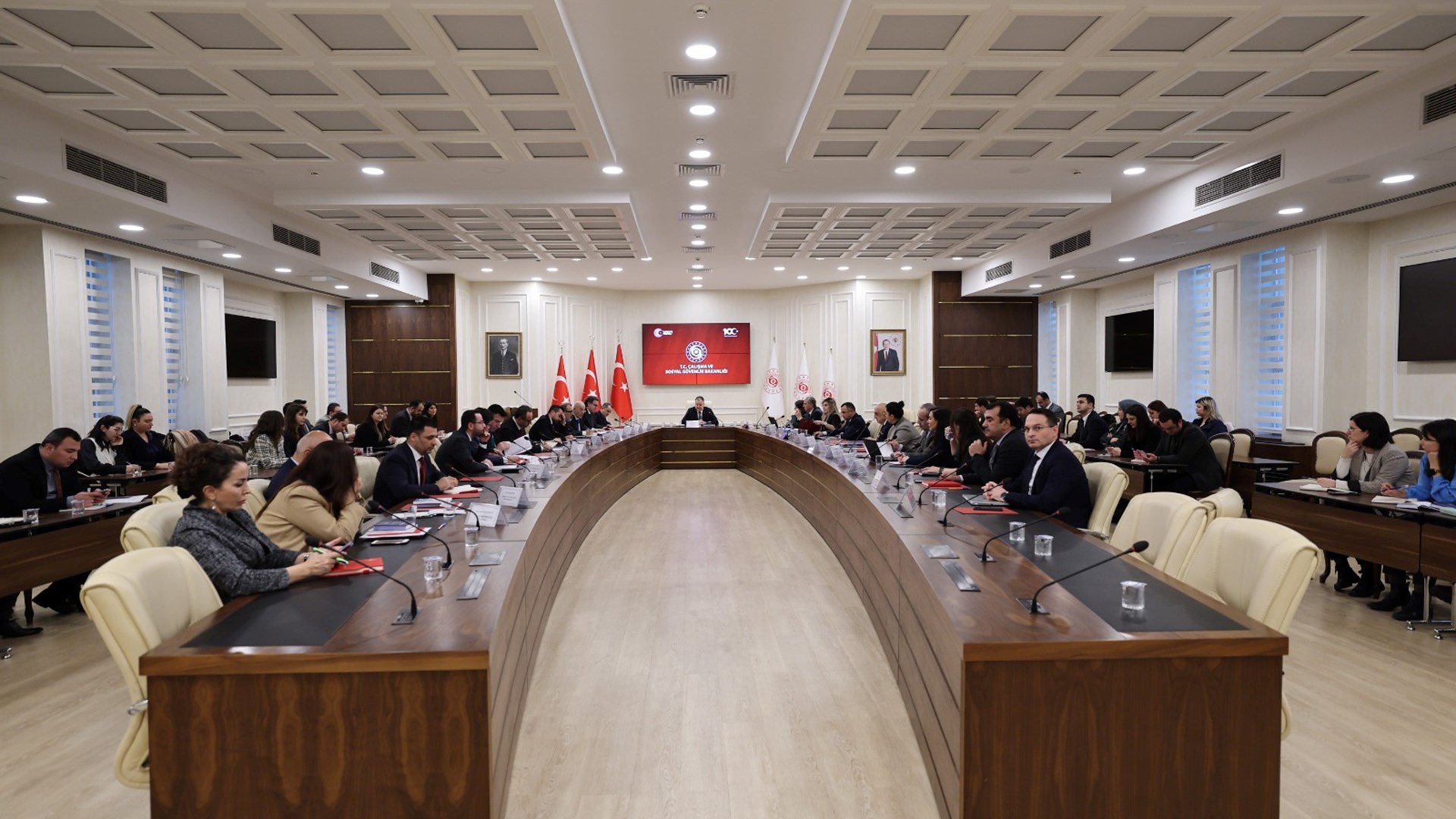 Üçlü Danışma Kurulu toplantısının ardından alınan kararlar doğrultusunda, İş Kanunu ve Sendikalar ve Toplu İş Sözleşmesi Kanunu çalışma grubu belirlenen gündem kapsamında ilgili birimler ve sosyal tarafların temsilcileriyle bir araya gelerek Bakanlık merkezinde ilk toplantısını gerçekleştirmiştir. Bu toplantıda, sosyal tarafların çalışma hayatıyla ilgili görüşleri ve önerileri ele alınmıştır. Sonrasında Deniz İş Kanunu ve Basın İş Kanunu çalışma grubu Bakanlık merkezinde toplanmıştır.