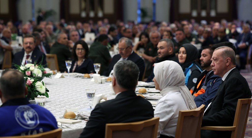 Cumhurbaşkanı Recep Tayyip Erdoğan, Cumhurbaşkanlığı Külliyesi Sergi Salonu’nda, “Emeğin, Sendikal Örgütlenmenin ve İstihdamın Geleceği” temasıyla düzenlenen “13. Çalışma Meclisi Yemeği”ne katıldı.