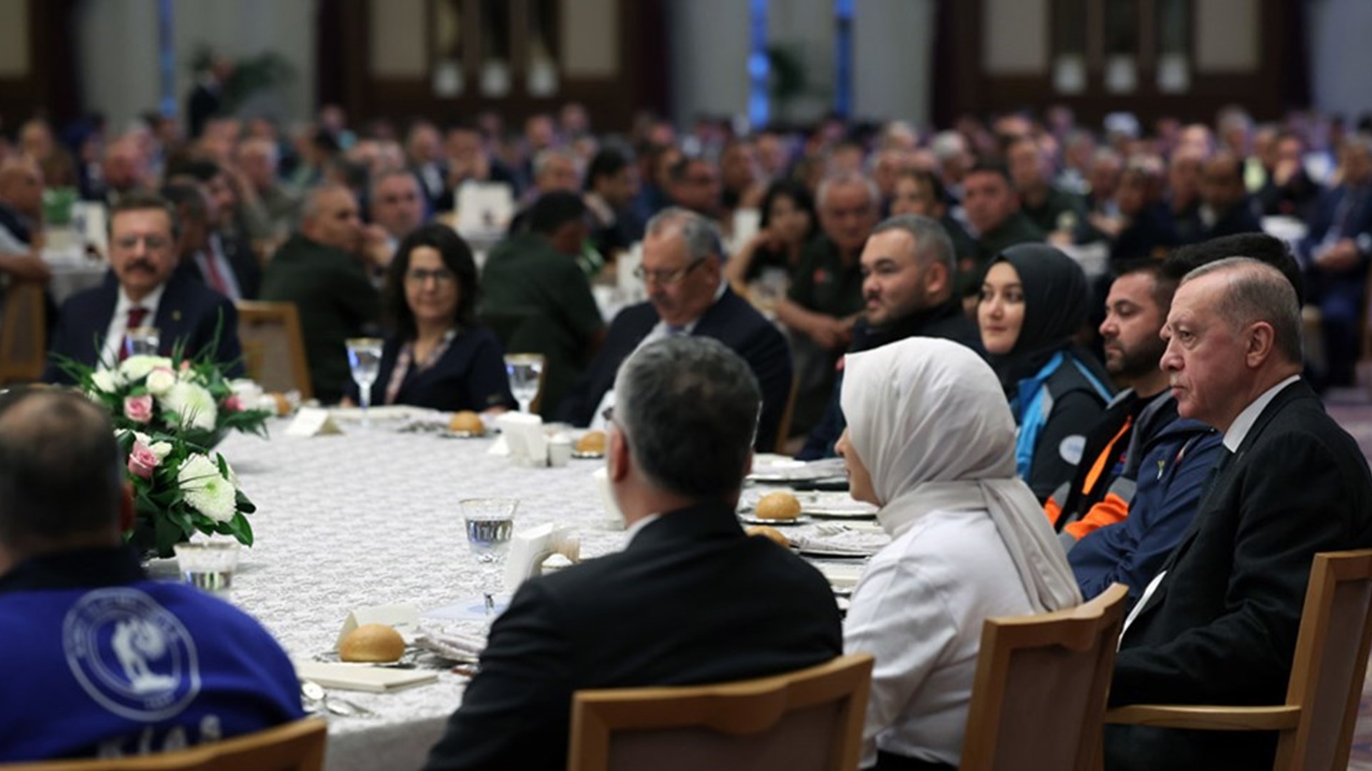 Cumhurbaşkanı Recep Tayyip Erdoğan, Cumhurbaşkanlığı Külliyesi Sergi Salonu’nda, “Emeğin, Sendikal Örgütlenmenin ve İstihdamın Geleceği” temasıyla düzenlenen “13. Çalışma Meclisi Yemeği”ne katıldı.