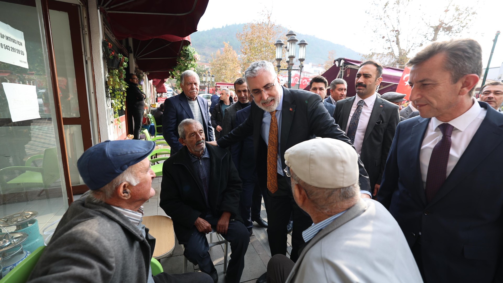 Çalışma ve Sosyal Güvenlik Bakanı Prof. Dr. Vedat Işıkhan, 4 Aralık Dünya Maden Günü vesilesi ile Ankara’nın Nallıhan ilçesindeki Çayırhan Yeraltı Maden Ocağı'na ziyarette bulundu.