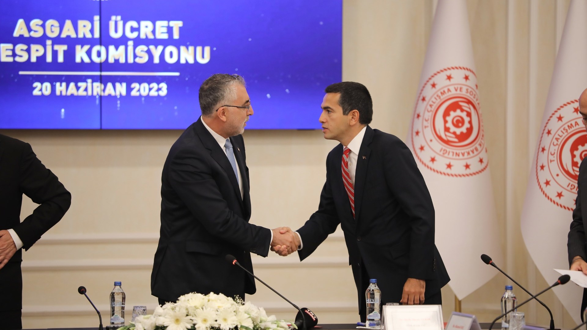 Asgari Ücret Tespit Komisyonu’nun 2023 yılı asgari ücret ara zammını belirlemek için yürüttüğü çalışmaların ardından, Çalışma ve Sosyal Güvenlik Bakanı Vedat Işıkhan, 1 Temmuz’dan itibaren geçerli olacak asgari ücreti; yüzde 34 oranında artış ile 11 bin 402 TL olarak açıkladı.