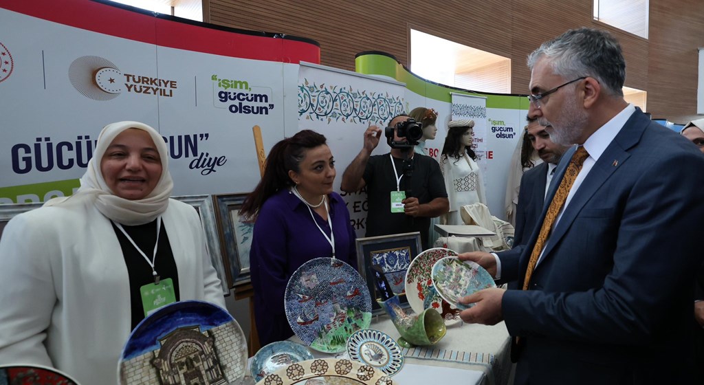 Çalışma ve Sosyal Güvenlik Bakanı Prof. Dr. Vedat Işıkhan, çeşitli temaslarda bulunmak ve “Milli Müdafaadan Milli Kalkınmaya; Türkiye Yüzyılı’nın Kadınları, Kadın İstihdam Sistemi İş Pozitif Tanıtım Programı ve Fuar Açılışı” programına katılmak üzere Sivas’a gitti.