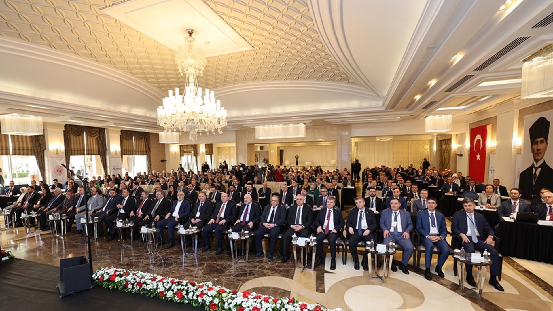 Çalışma ve Sosyal Güvenlik Bakanı Prof. Dr. Vedat Işıkhan, 81 ildeki İŞKUR ve SGK İl Müdürlerinin katıldığı İstişare Toplantısı’na katılmak ve çeşitli ziyaretlerde bulunmak üzere Antalya’ya gitti.