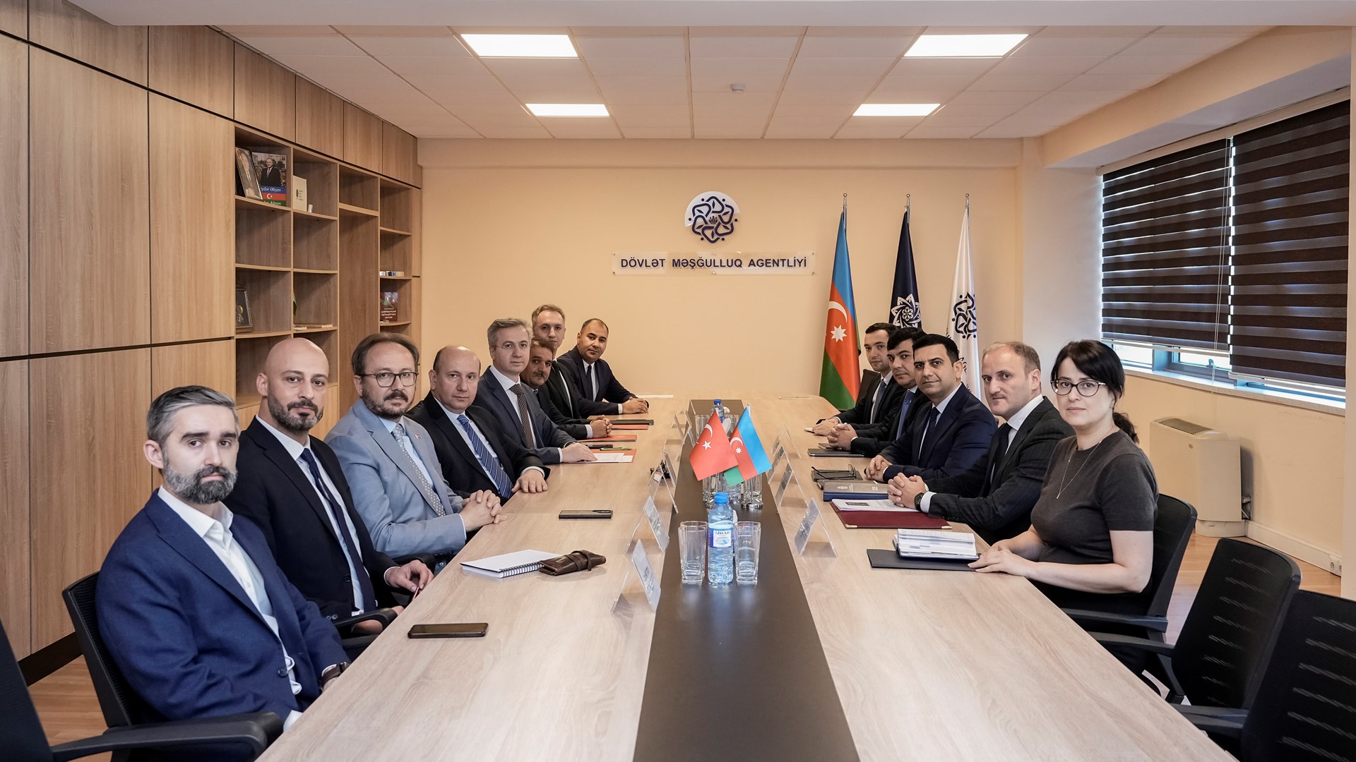 Rehberlik ve Teftiş Başkanımız Bekir Aktürk ve beraberindeki heyet, Azerbaycan’a gerçekleştirdiği çalışma ziyaretinin son gününde iki ülke arasındaki Eylem Planı'nda yer alan maddelerin uygulanmasını ele aldı. 25 Eylül 2025 tarihinde Azerbaycan Çalışma ve Halkın Sosyal Koruması Bakanlığında düzenlenen toplantıda, çalışma ilişkileri ve iş güvenliği tedbirlerinin uygulanması konuları masaya yatırıldı.