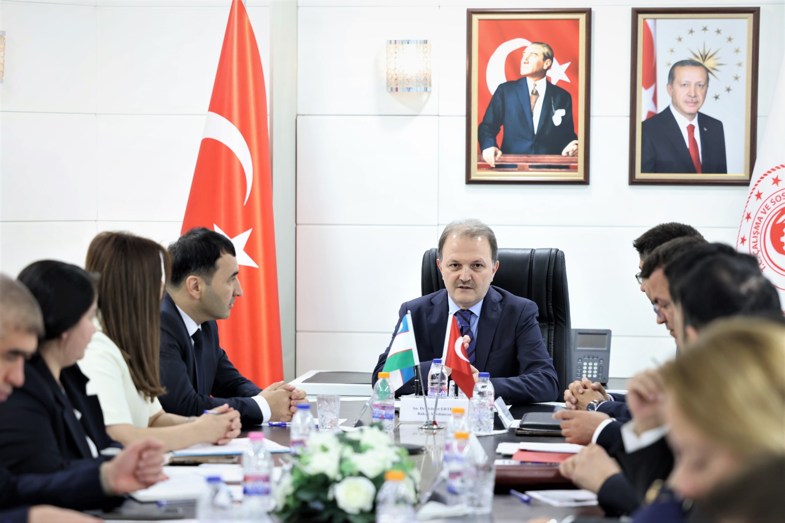 Bakanlığımız ile Özbekistan Cumhuriyeti İstihdam ve Yoksulluğun Azaltılması Bakanlığı arasında 7 Mayıs 2025 tarihinde yürürlüğe konulan Eylem Planı kapsamında Özbekistan Cumhuriyeti Uluslararası Göç Ajansı yetkililerinden oluşan heyet Bakanlığımıza bir çalışma ziyareti gerçekleştirdi.