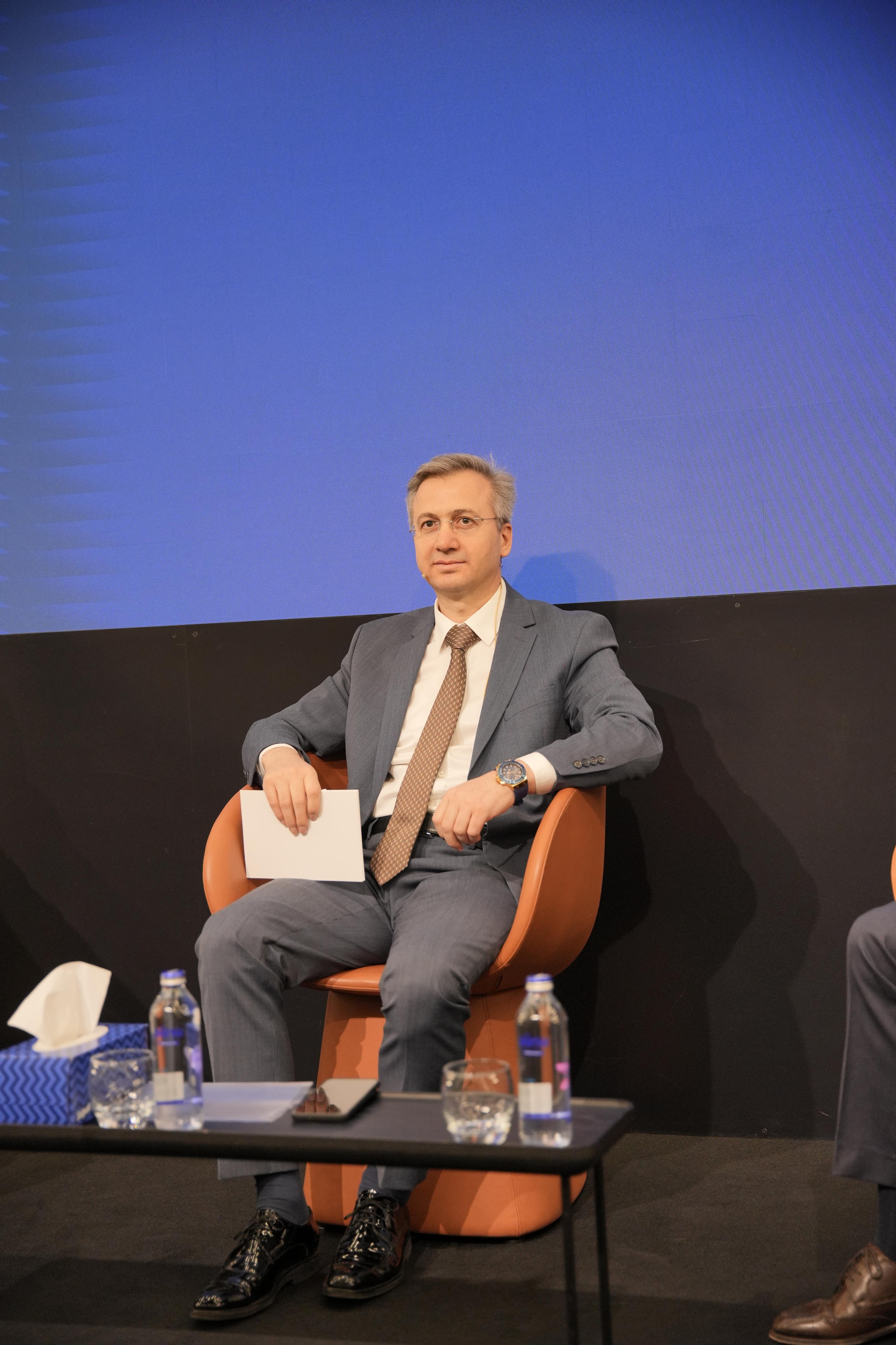 Bakanlığımız ile Türkiye İşveren Sendikaları Konfederasyonu işbirliğinde düzenlenen “Çalışma Hayatı İstişare Toplantısı” Bakanımız Sayın Prof. Dr. Vedat Işıkhan’ın teşrifleriyle 26 Haziran 2025 tarihinde MESS Teknoloji Merkezi’nde gerçekleştirildi.