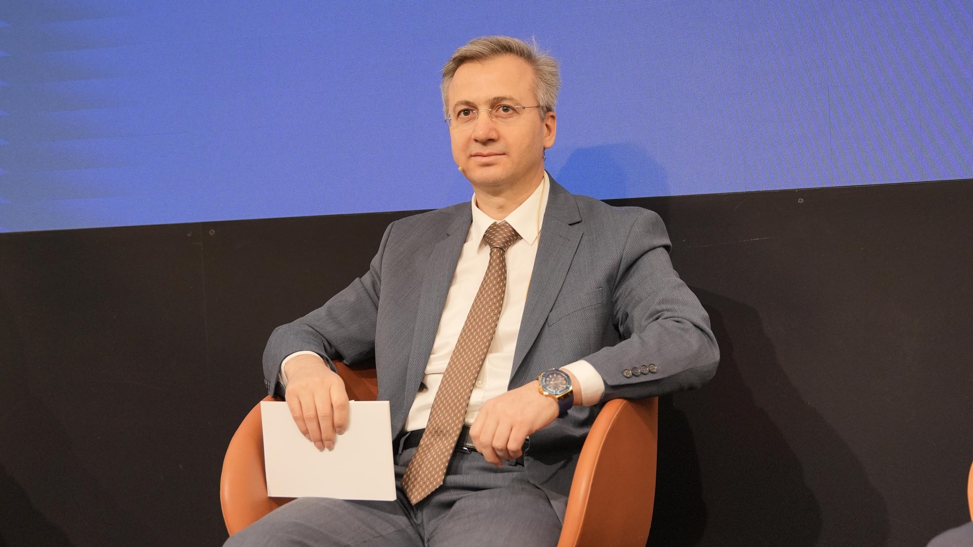 Bakanlığımız ile Türkiye İşveren Sendikaları Konfederasyonu işbirliğinde düzenlenen “Çalışma Hayatı İstişare Toplantısı” Bakanımız Sayın Prof. Dr. Vedat Işıkhan’ın teşrifleriyle 26 Haziran 2025 tarihinde MESS Teknoloji Merkezi’nde gerçekleştirildi.